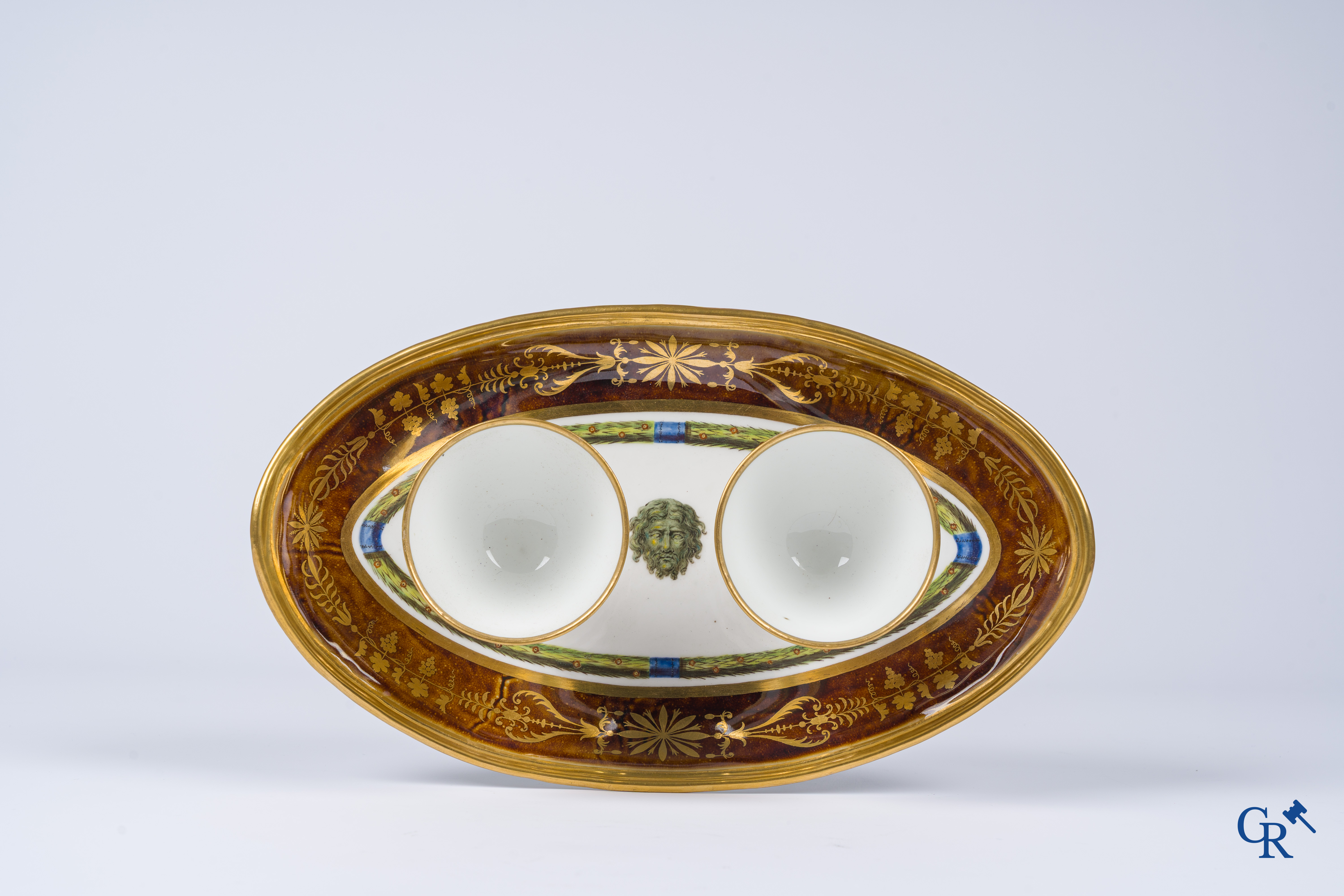 Manufacture nationale de Sèvres. Ovaal vormstuk in porselein met schildpadkleurige achtergrond. Consulaat, circa 1802.