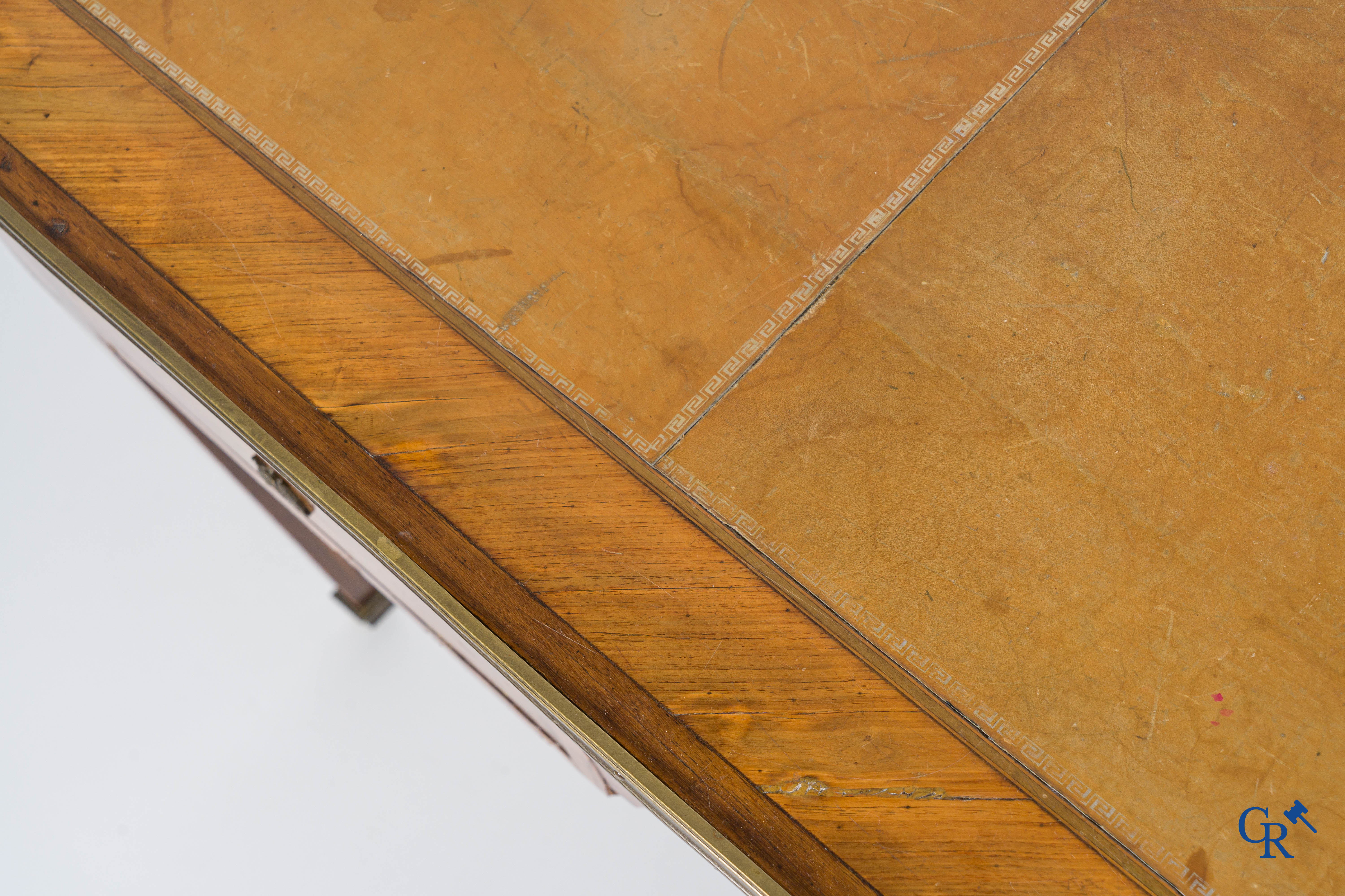 Lodewijk XVI-periode. Platte bureau met 4 laden in rozenhout fineer en marquetterie. Eind 18e eeuw.