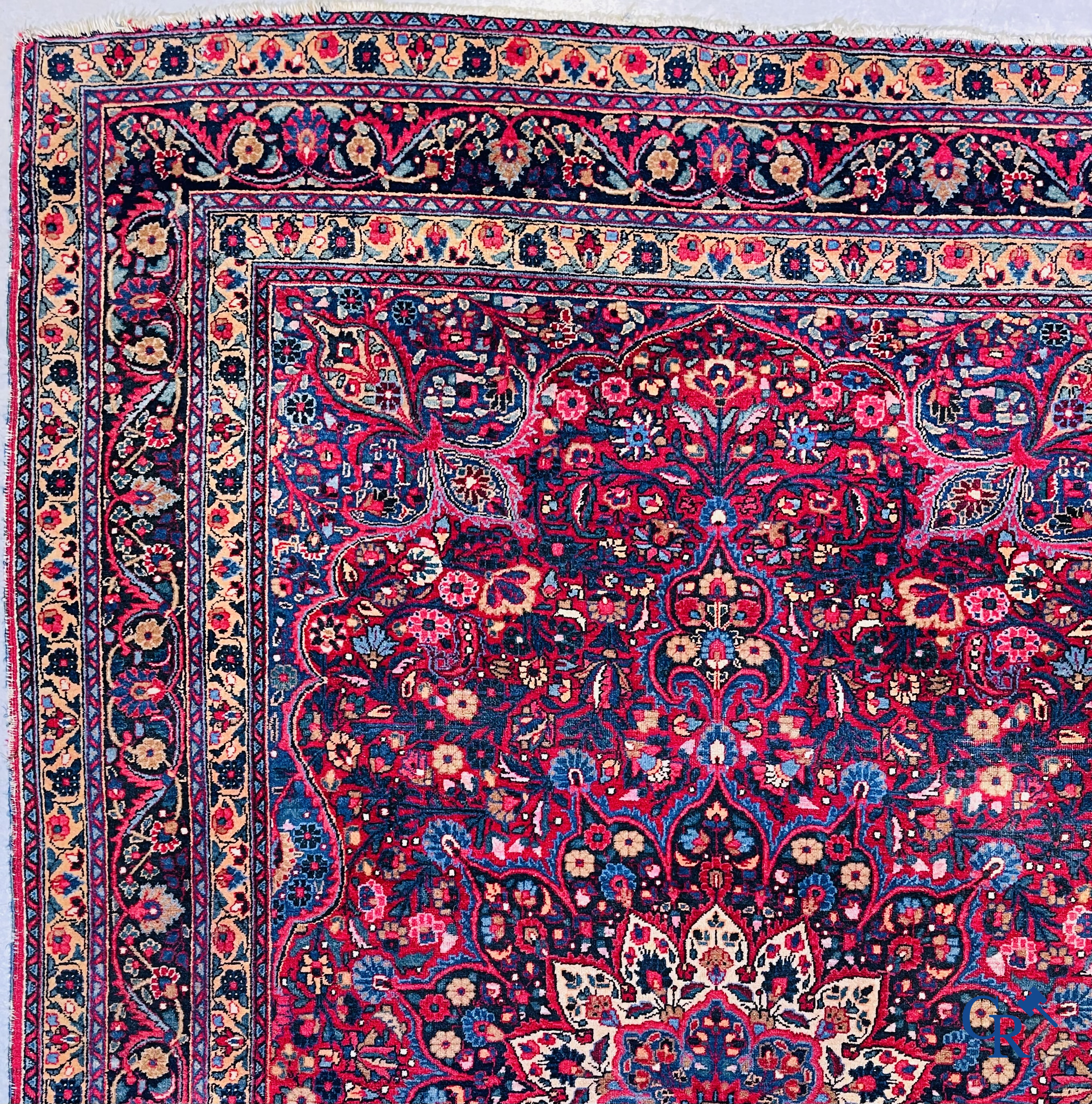 Tapis d'orient: Iran, tapis persan antique avec fond rouge foncé.