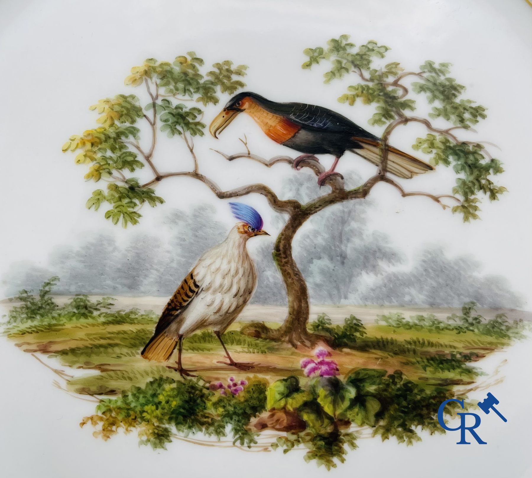 3 assiettes en porcelaine de Paris dans le style de Sèvres. XIXème siècle.