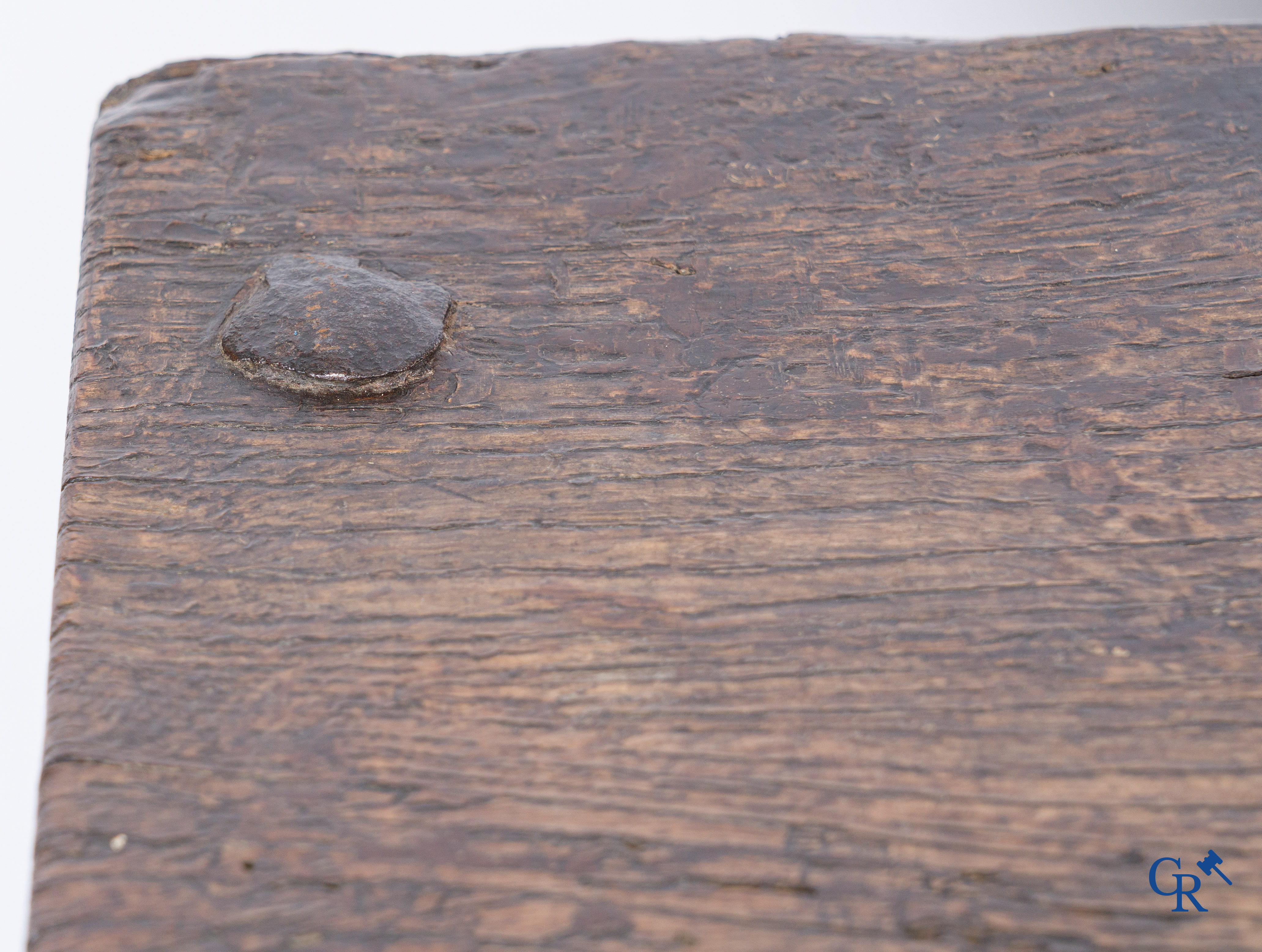 Gotiek. Een Gotische eikenhouten gesculpteerde koffer met zijn slotwerk in smeedijzer. 2de helft 15e eeuw.