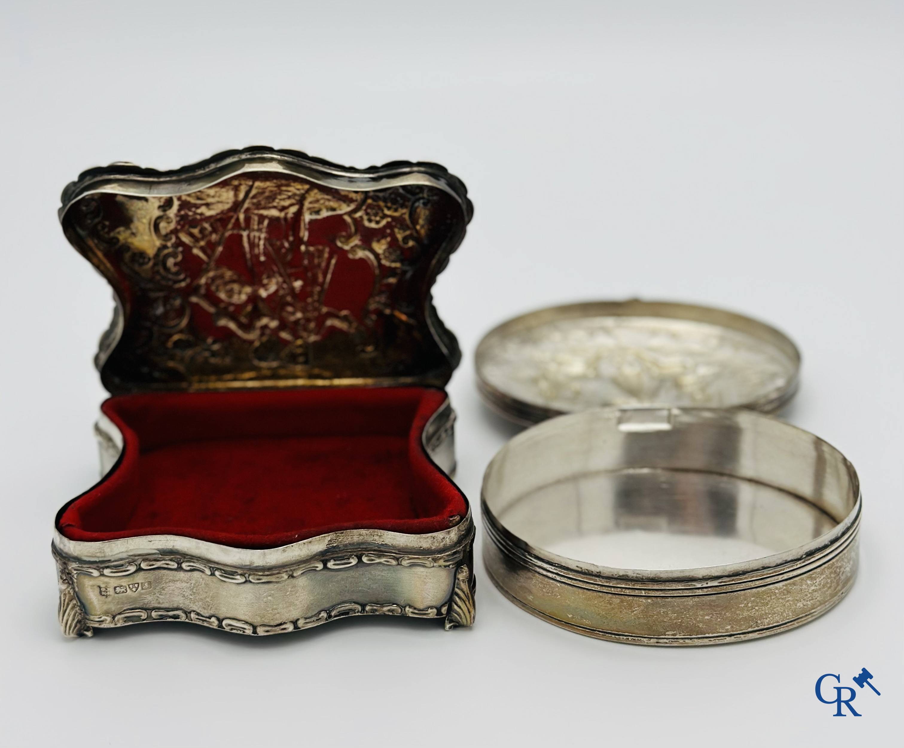 Silver: 2 silver boxes with decor of characters. Multiple hallmarks.<br />
Total weight: 340 g.