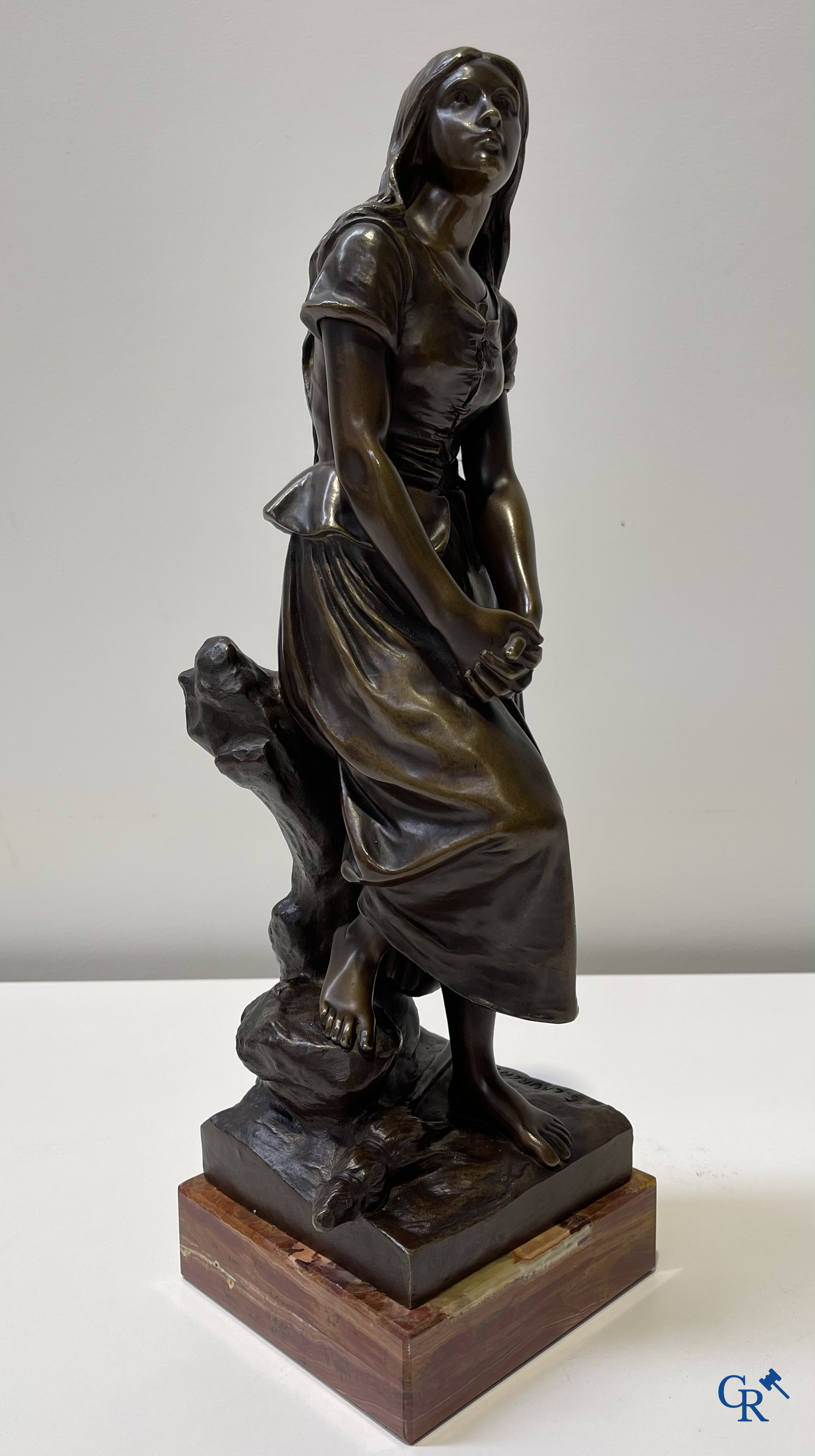 Eugène Laurent (1832-1898), dame assise et Halfdan Hertzberg (1857-1890) "le siffleur". 2 statues en bronze, signées.