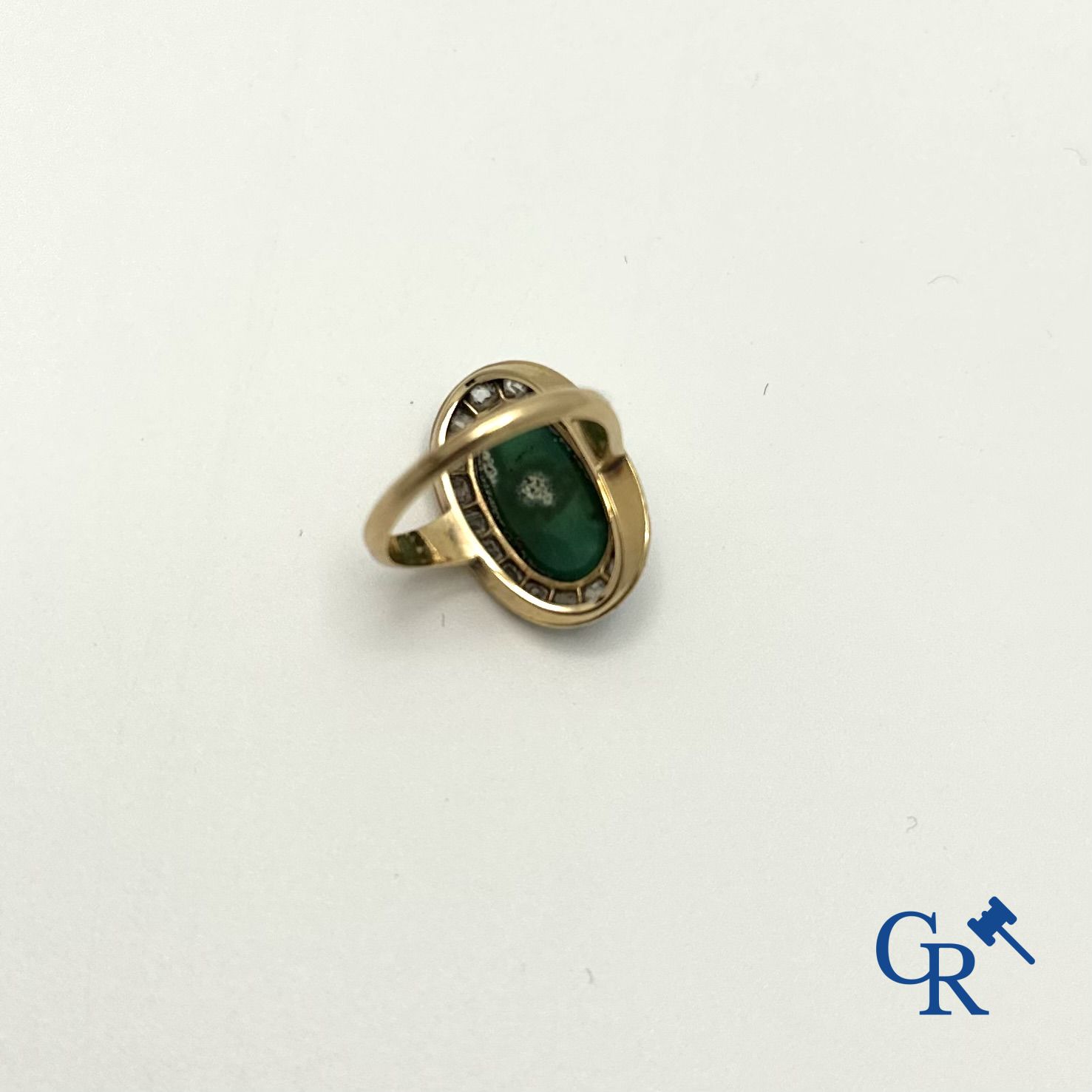 Bijoux: Bague en or 18K sertie d'une pierre en malachite et 18 diamants.