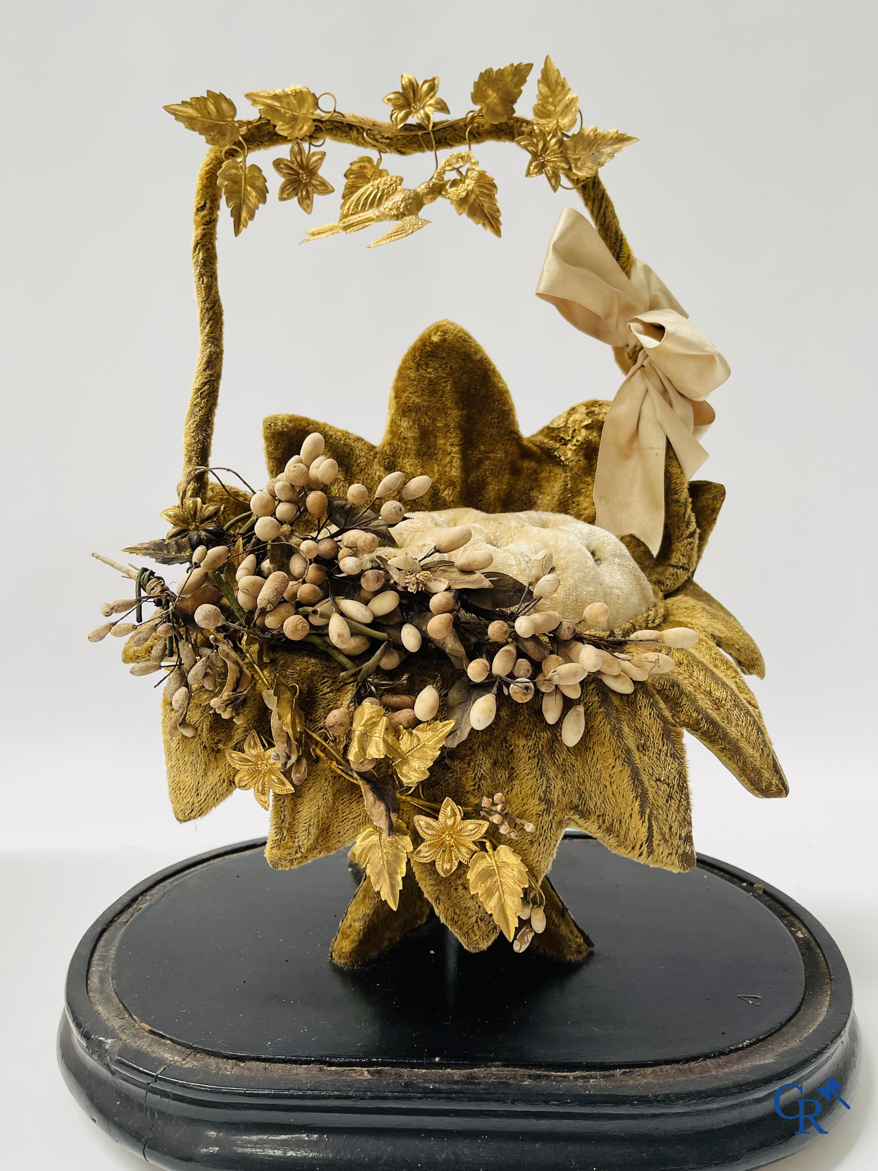 2 globes en verre avec un bouquet de mariage sur une base ornée d'ornements en laiton doré. vers 1900.