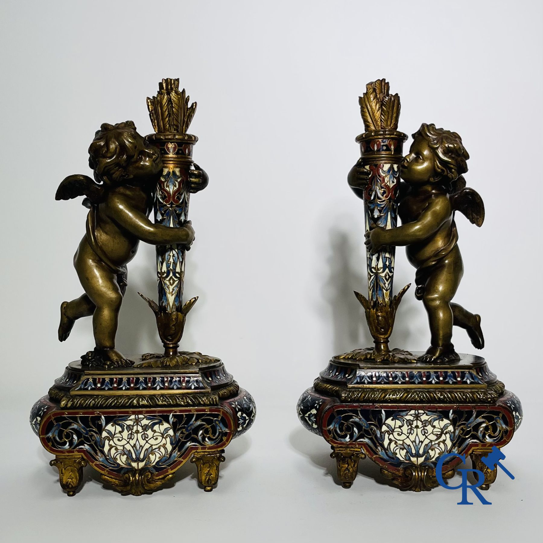 Bronzes/Sculptures: Paire d'objets décoratifs en bronze et émaux champlevés.