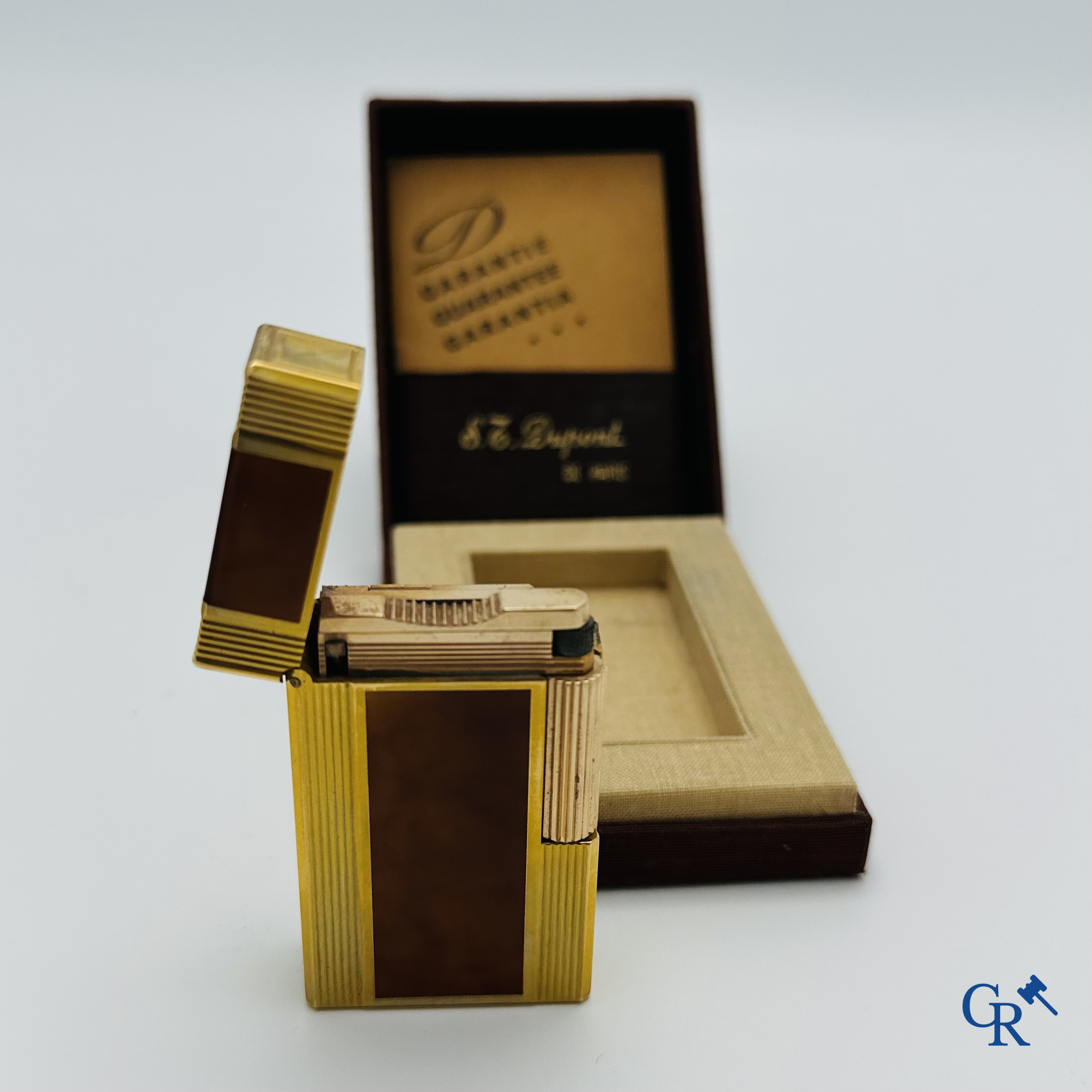 S.T. Dupont Orfèvres à Paris: Lighter with Japanese lacquer. Signed by the maker.<br />
In his original pouch.