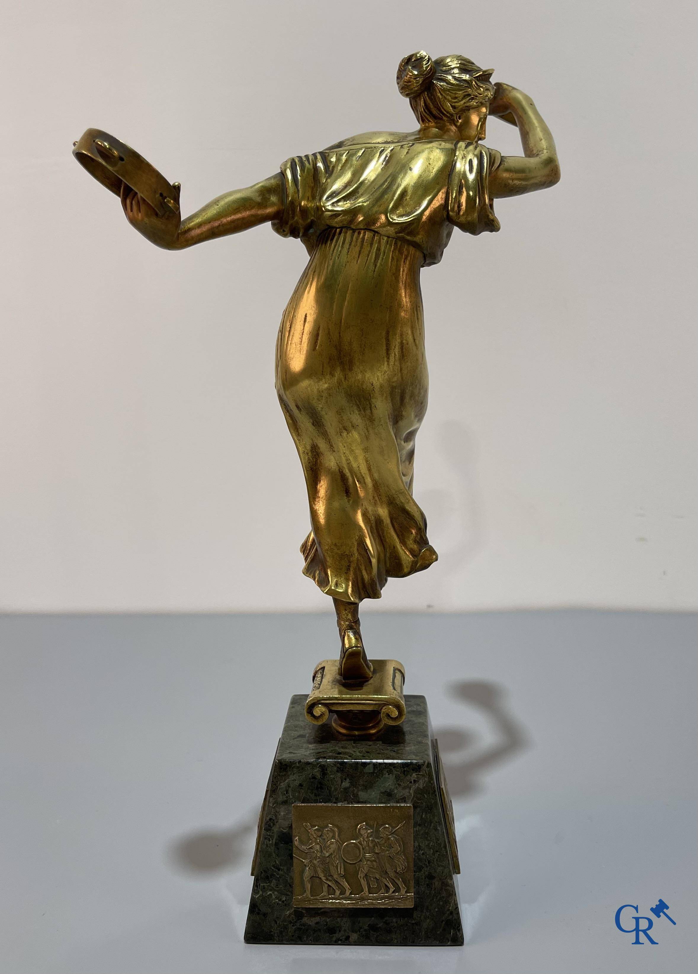 S. Lugli. Een bronzen Art Deco voorstelling van een danseres met tamboerijnen. circa 1910-1920.