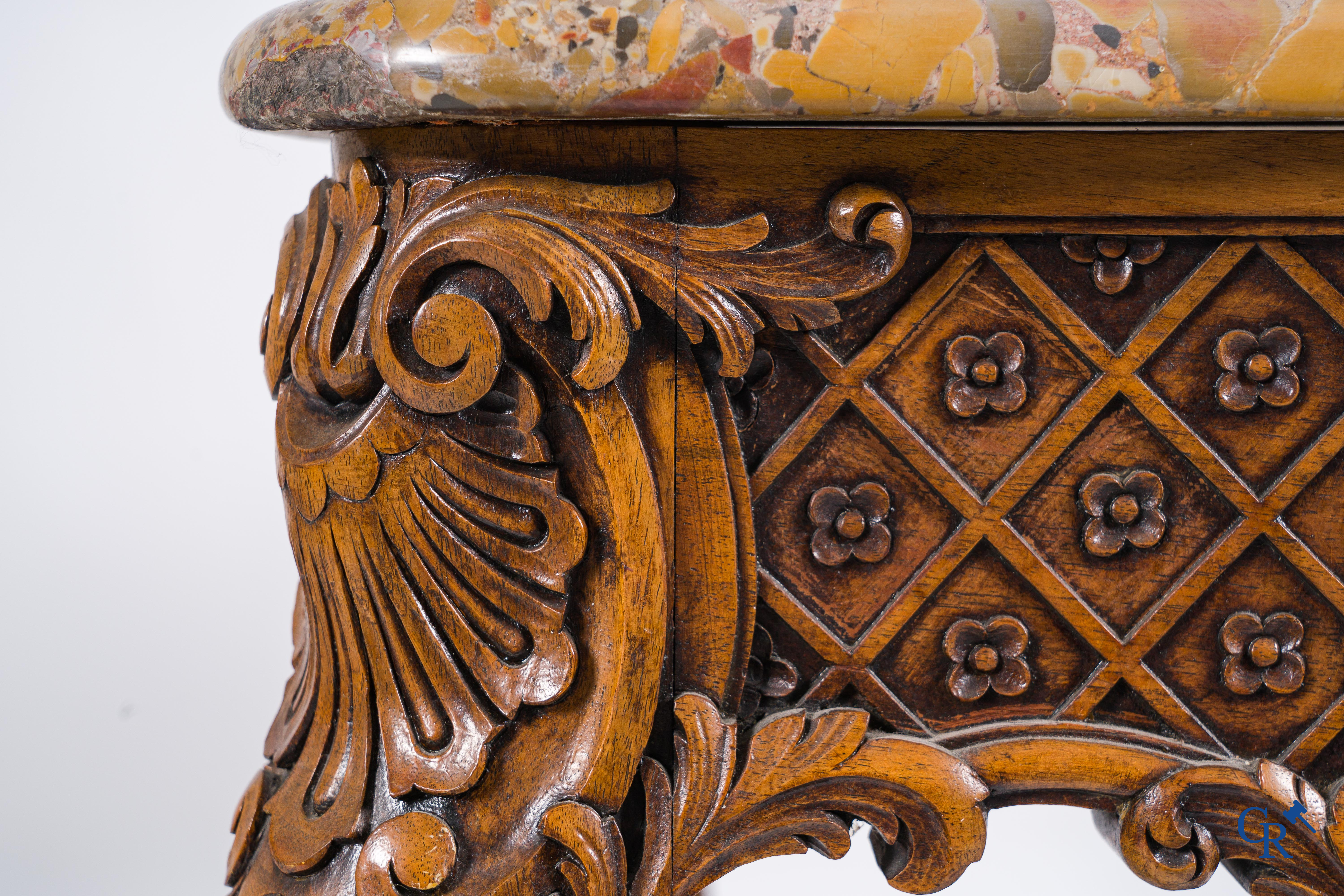 Une table console en bois richement sculptée avec un plateau en marbre. Vers 1930.