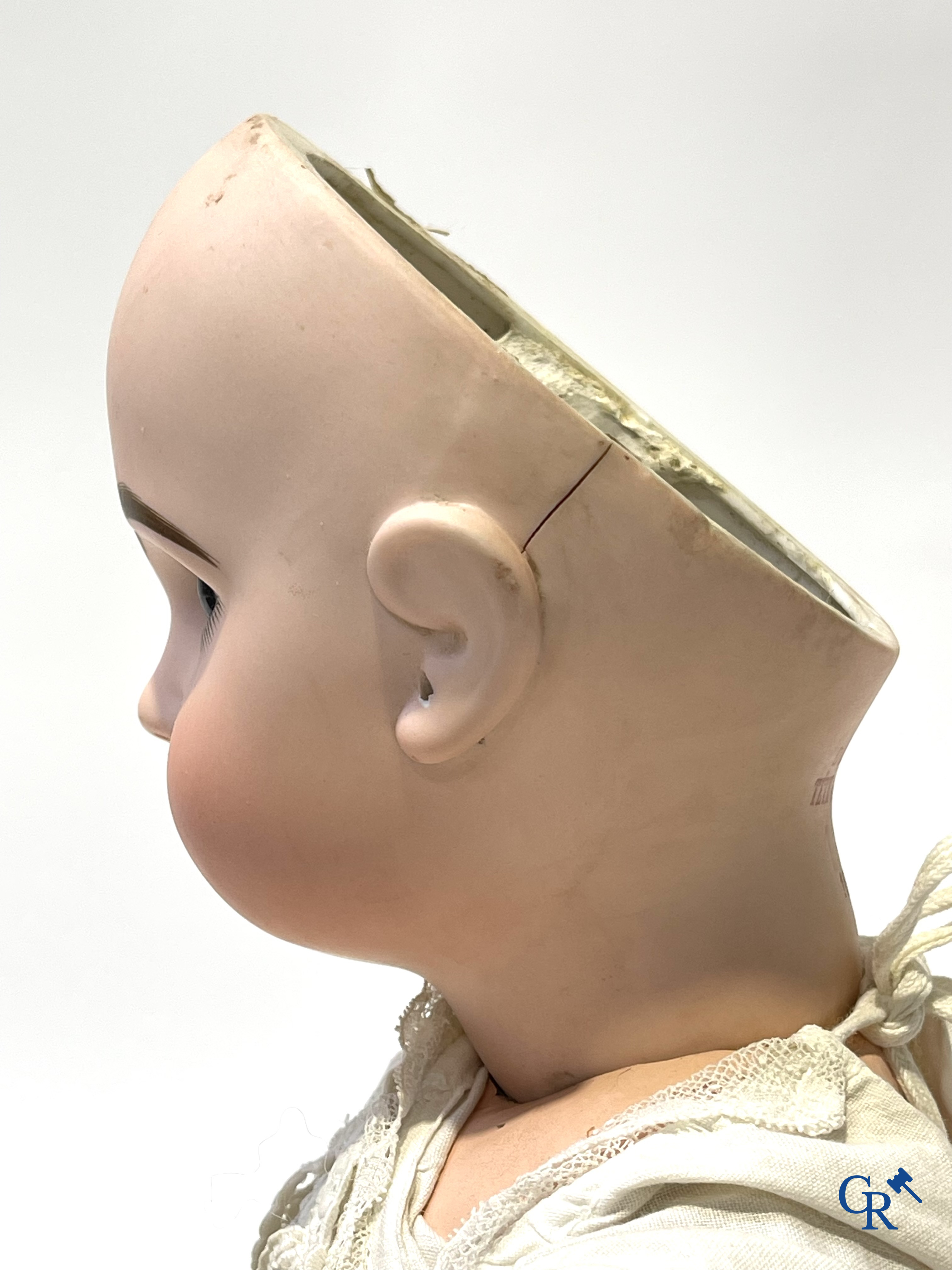 Oud speelgoed, Jumeau, pop met porseleinen hoofd gemerkt Tête Jumeau Déposé, n°10.