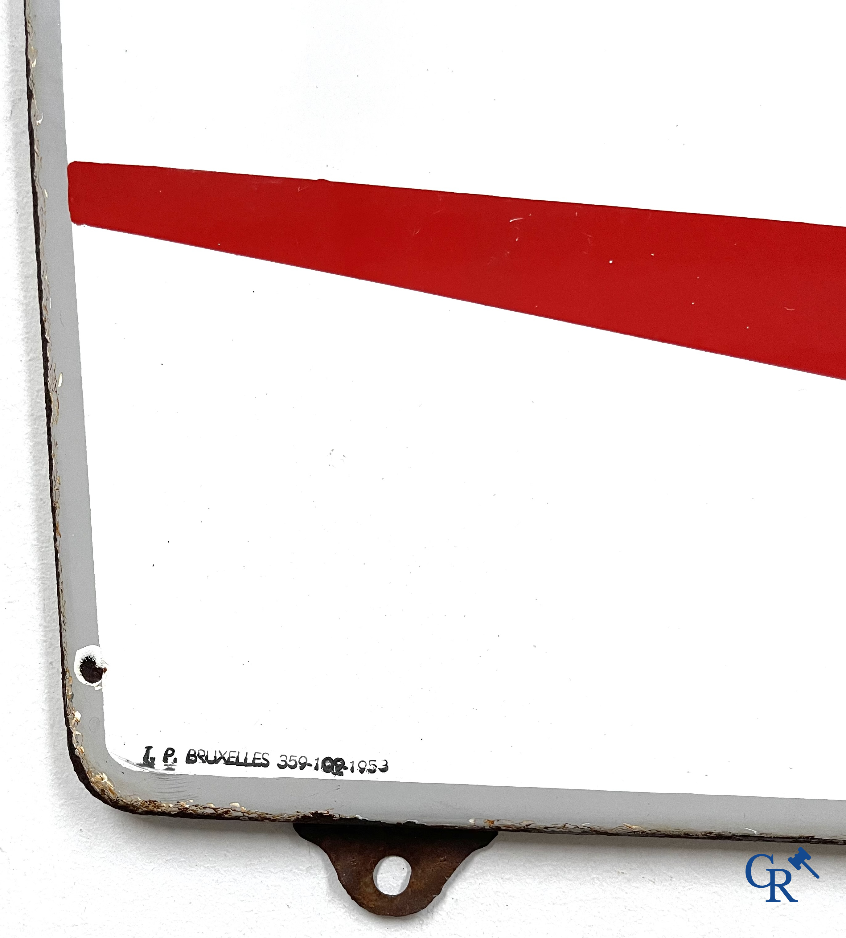 Mobiloil, Emaille reclamebord met grijze omranding en de Mobiloil Pegasus. Emaillerie Belge, T.P. Bruxelles 1953.