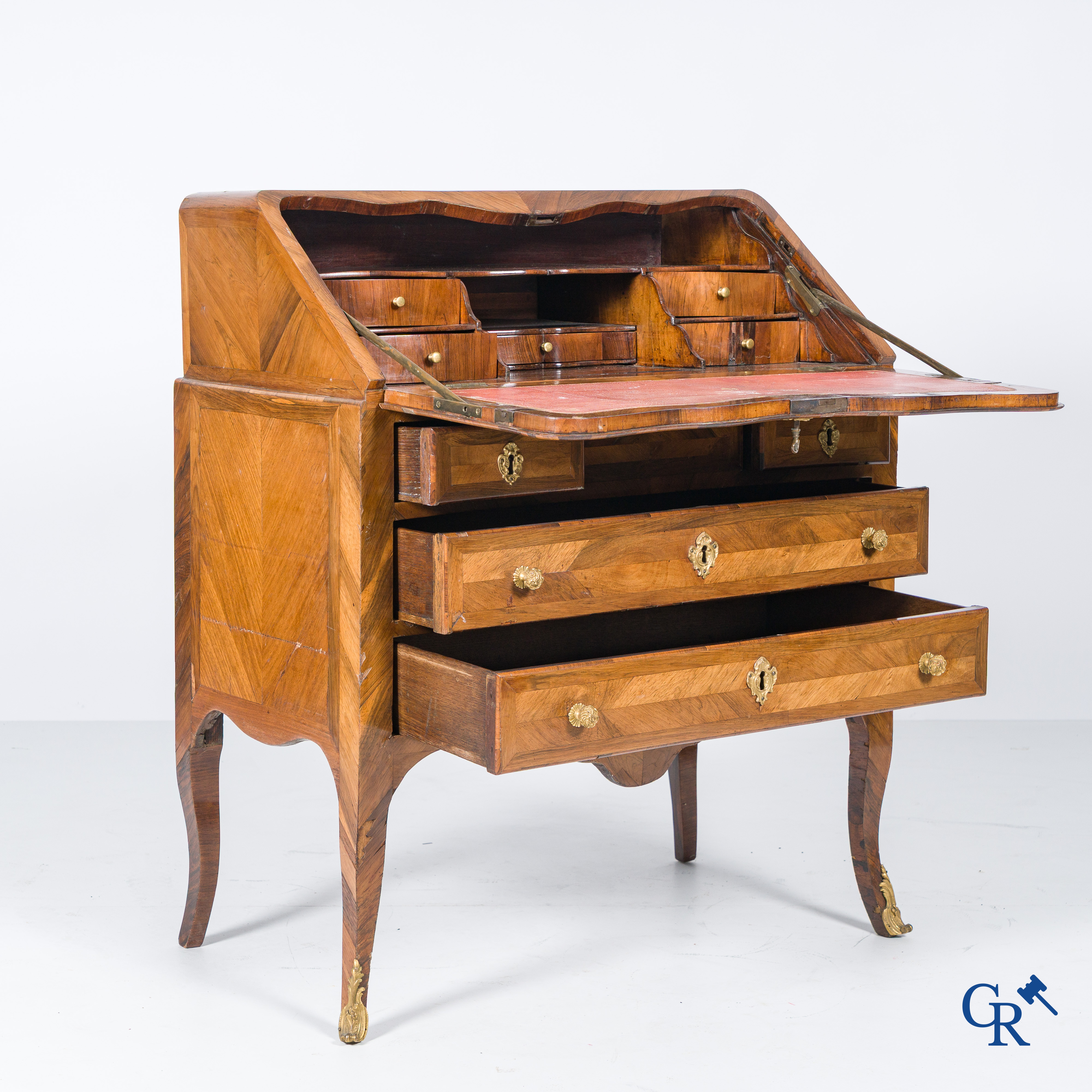 Lodewijk XV-periode. Een zogenaamde "Bureau de pente" in rozenhout fineer en marquetterie. 18e eeuw.