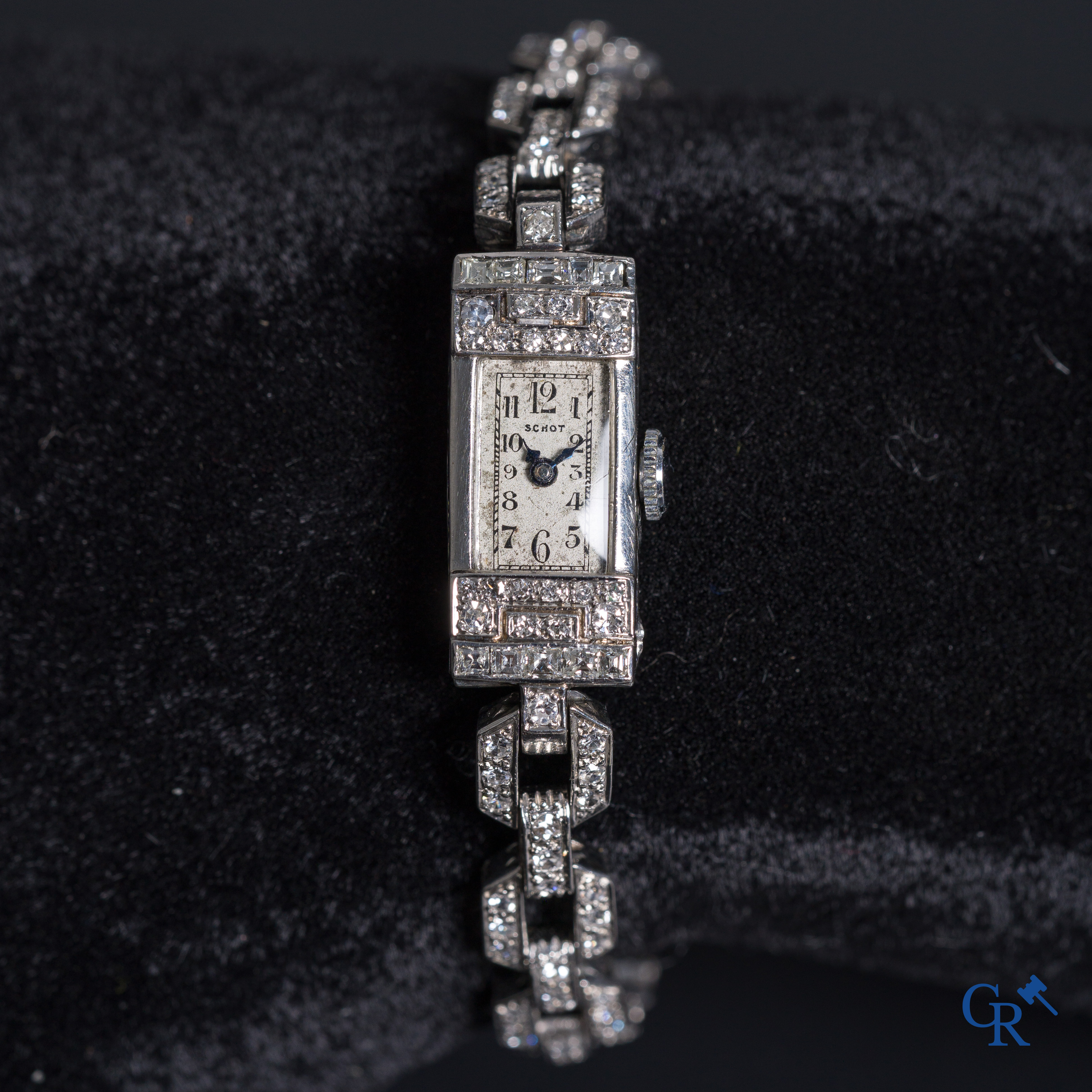 Montres: une montre-bracelet pour femme en platine et diamants, de la marque Schot. Période Art Déco.