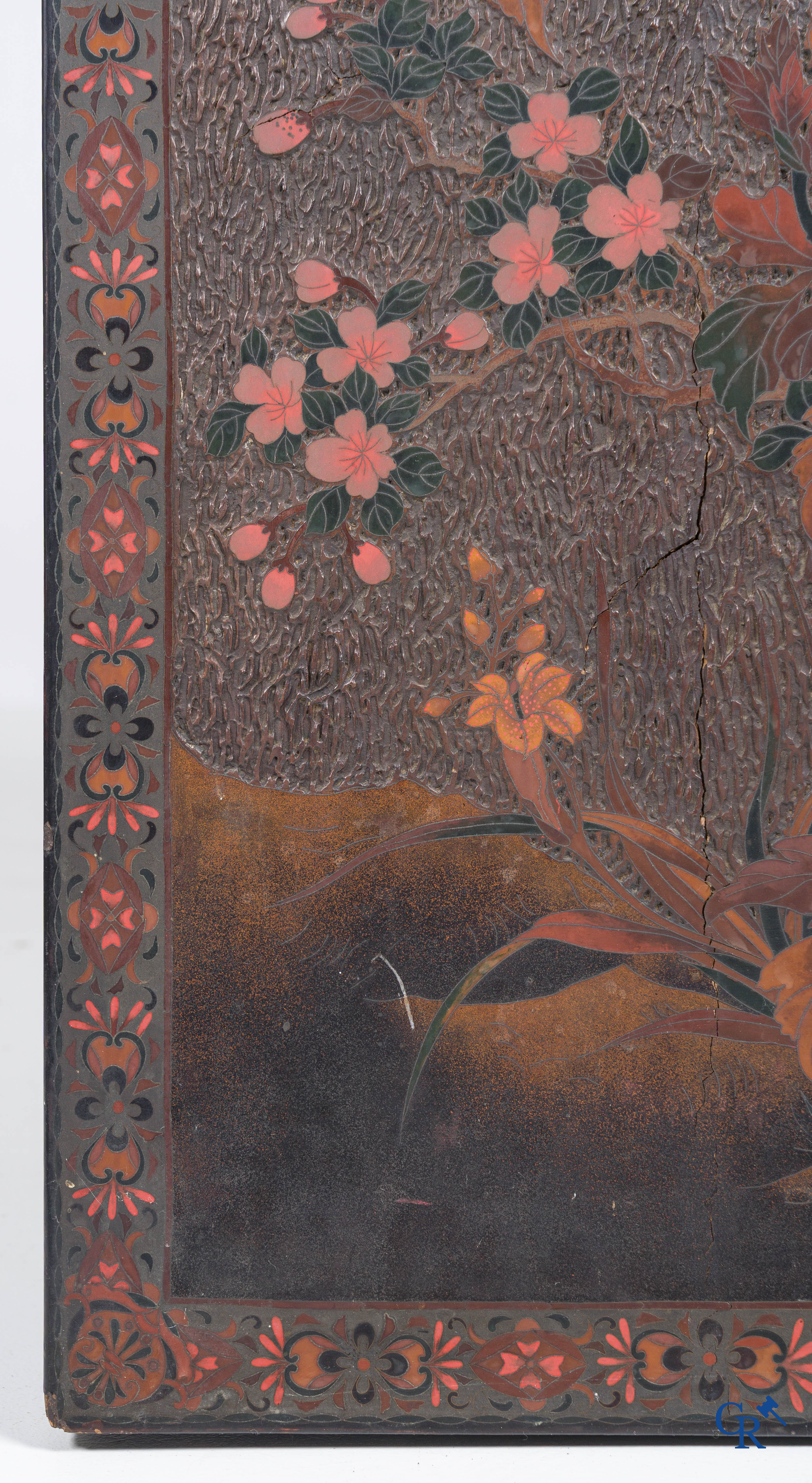 Aziatica, een groot houten paneel met lakwerk en inlegwerk. Bloemen en vlinder decor. 19e eeuw.