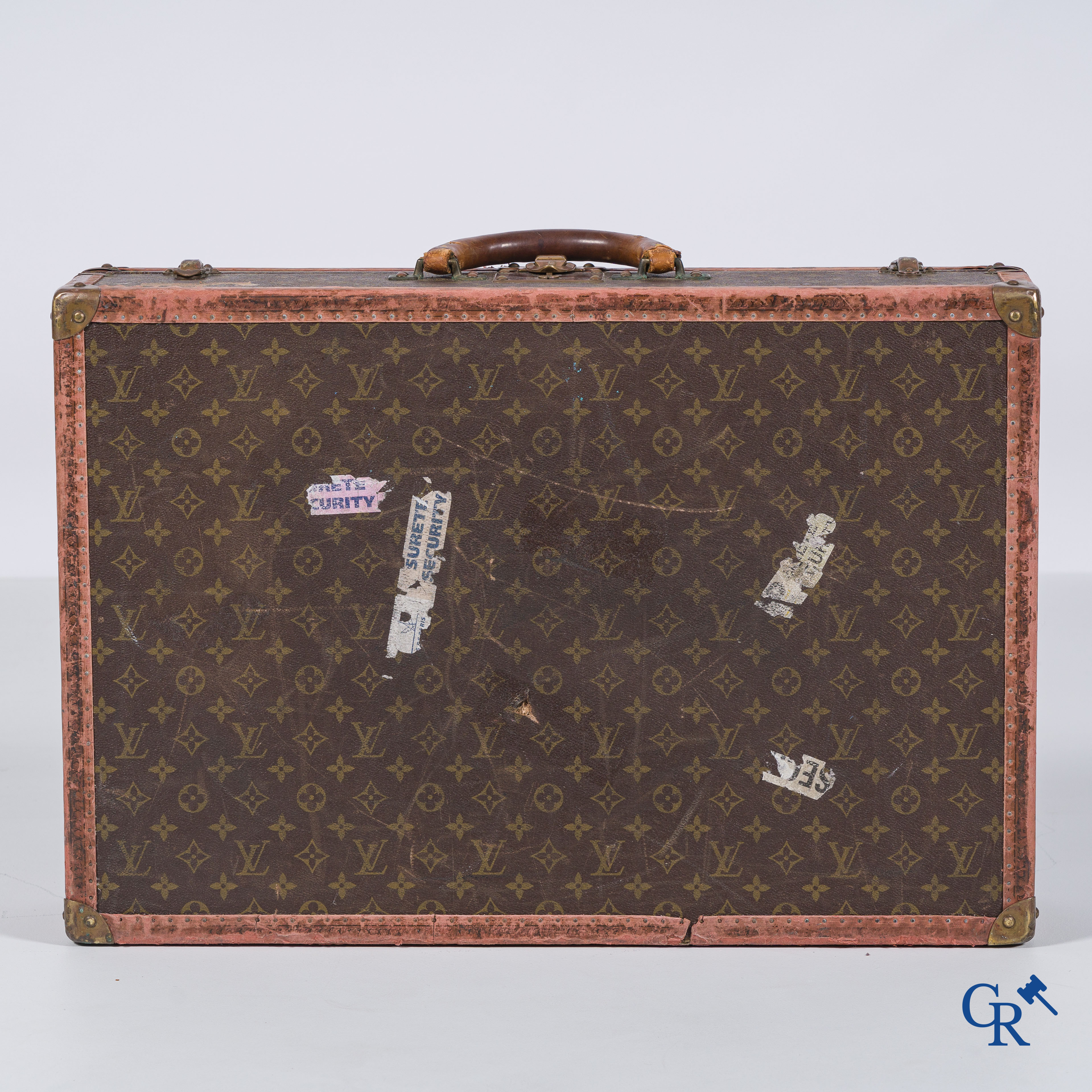 Louis Vuitton, 2 suitcases of which 1 with a label Av. Marceau 78 bis Paris and numbered 982010.