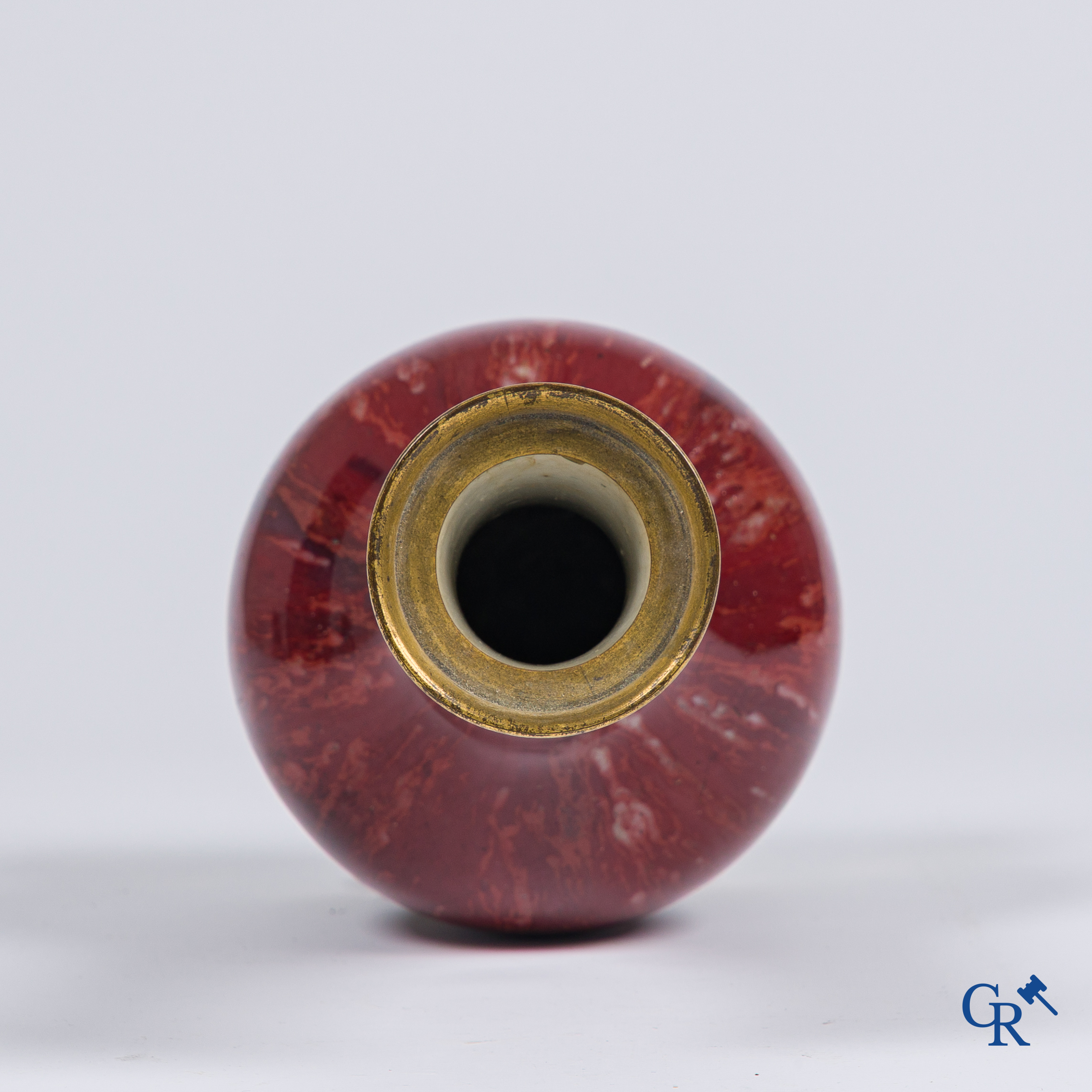 Aziatica, Chinees porselein. Een Chinese Sang de boeuf vaas met bronzen monturen. Gemerkt.