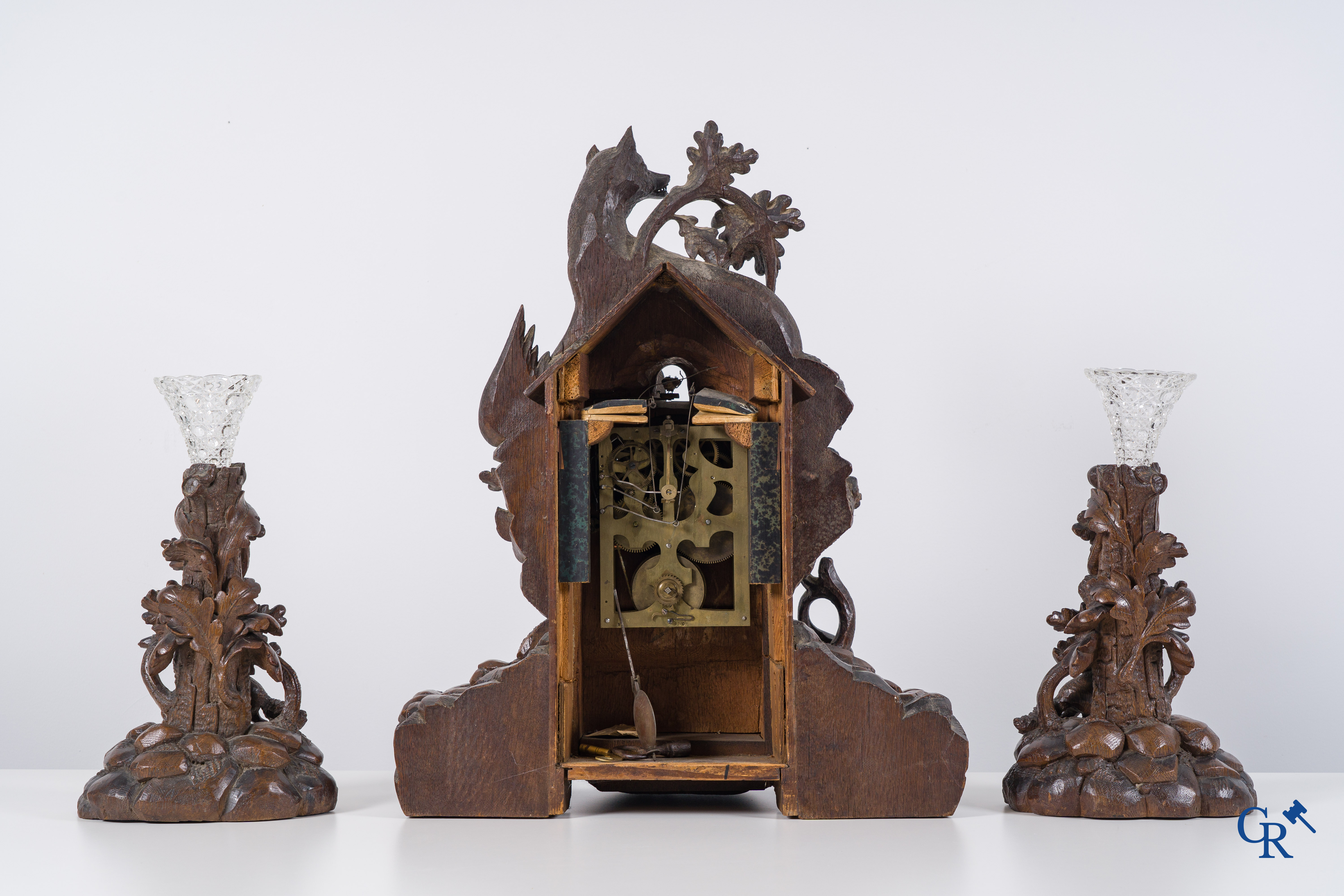 Forêt-Noire, vers 1900. Une grande horloge coucou 3 pièces en bois sculpté.