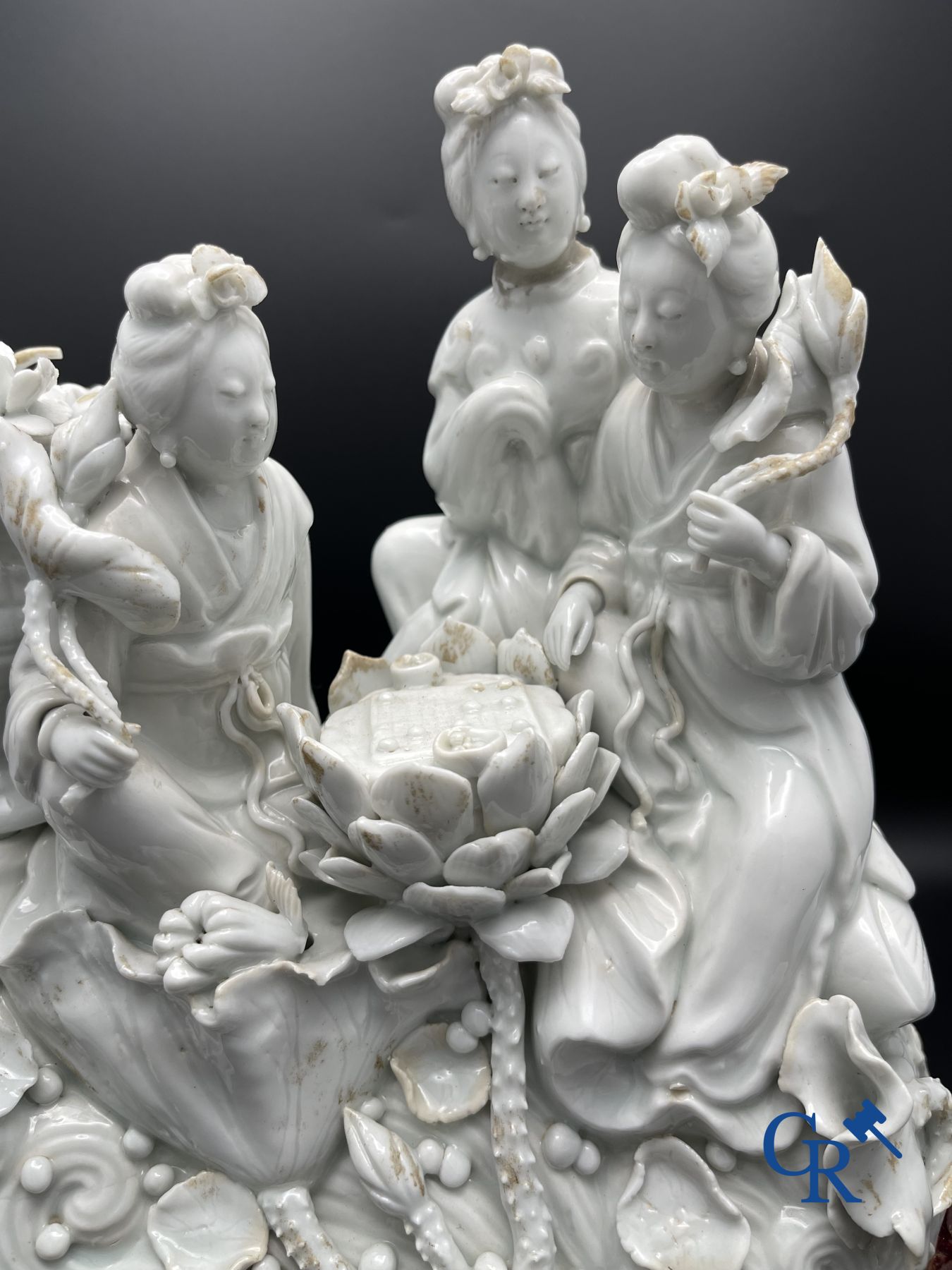 Porcelaine chinoise: Un lion bouddhiste et un groupe en blanc de Chine.