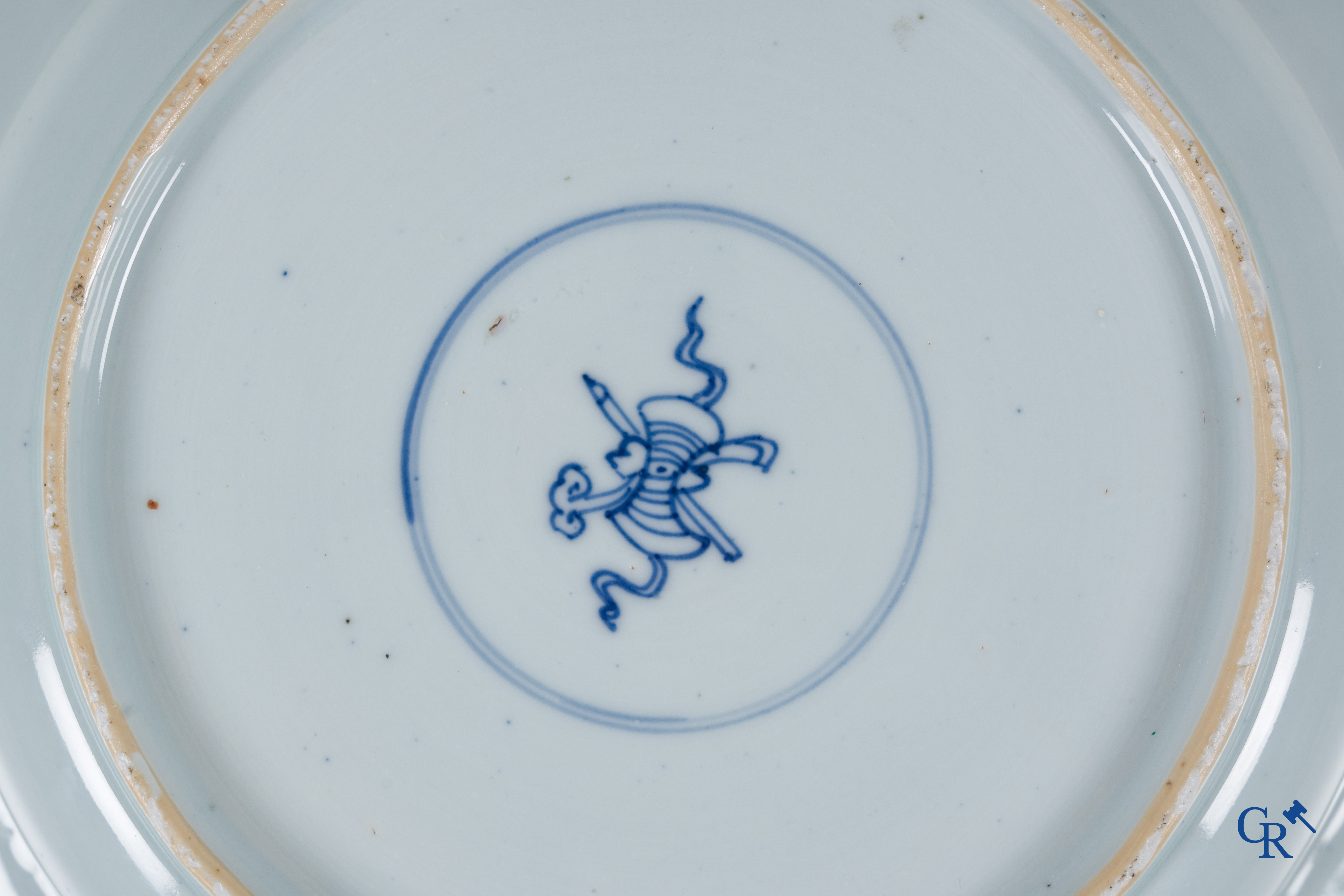 Art Asiatique, porcelaine chinoise. Une paire de plats en porcelaine bleue et blanc avec des dames. Période Kangxi/Yongzheng. 