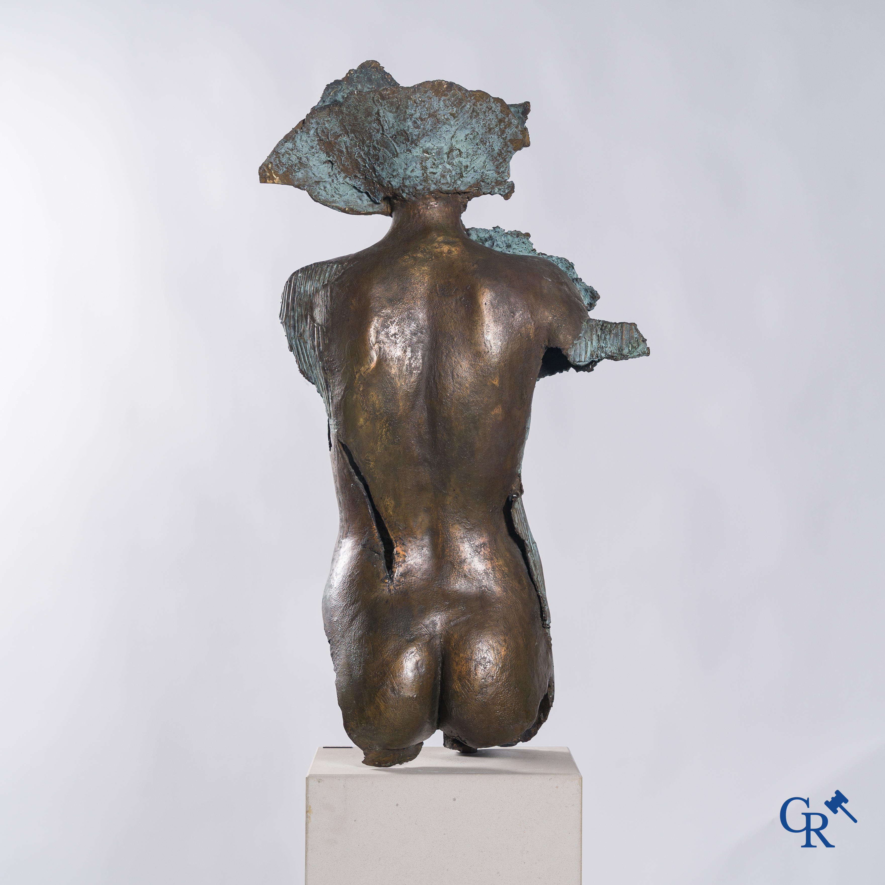 Inge Dewilde (1957) (*) Bronzen torso van een vrouw op een bijgaande sokkel in witsteen.