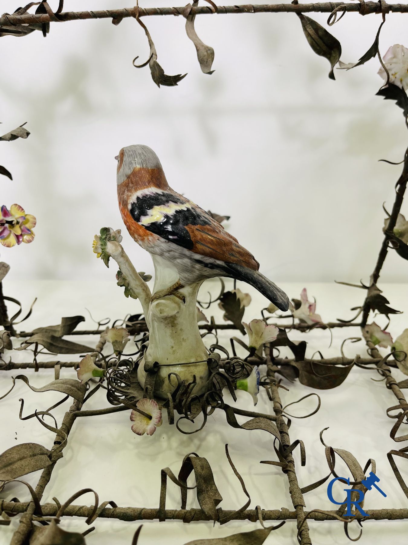 Lustre cage avec des fleurs et un oiseau en porcelaine polychrome dans le gout de Meissen ou Sèvres. XIXe siècle.