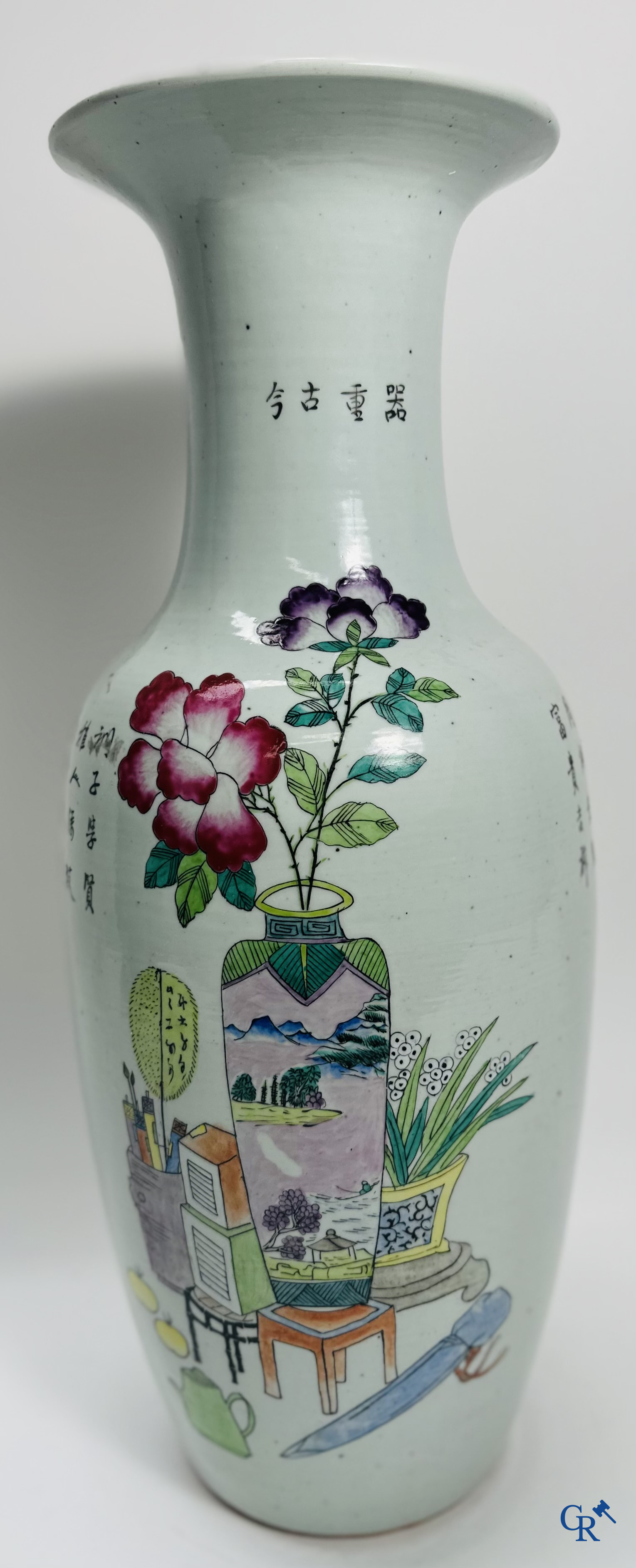 Porcelaine Chinoise: Vase Chinois à double décor de personnages et d'antiquités.