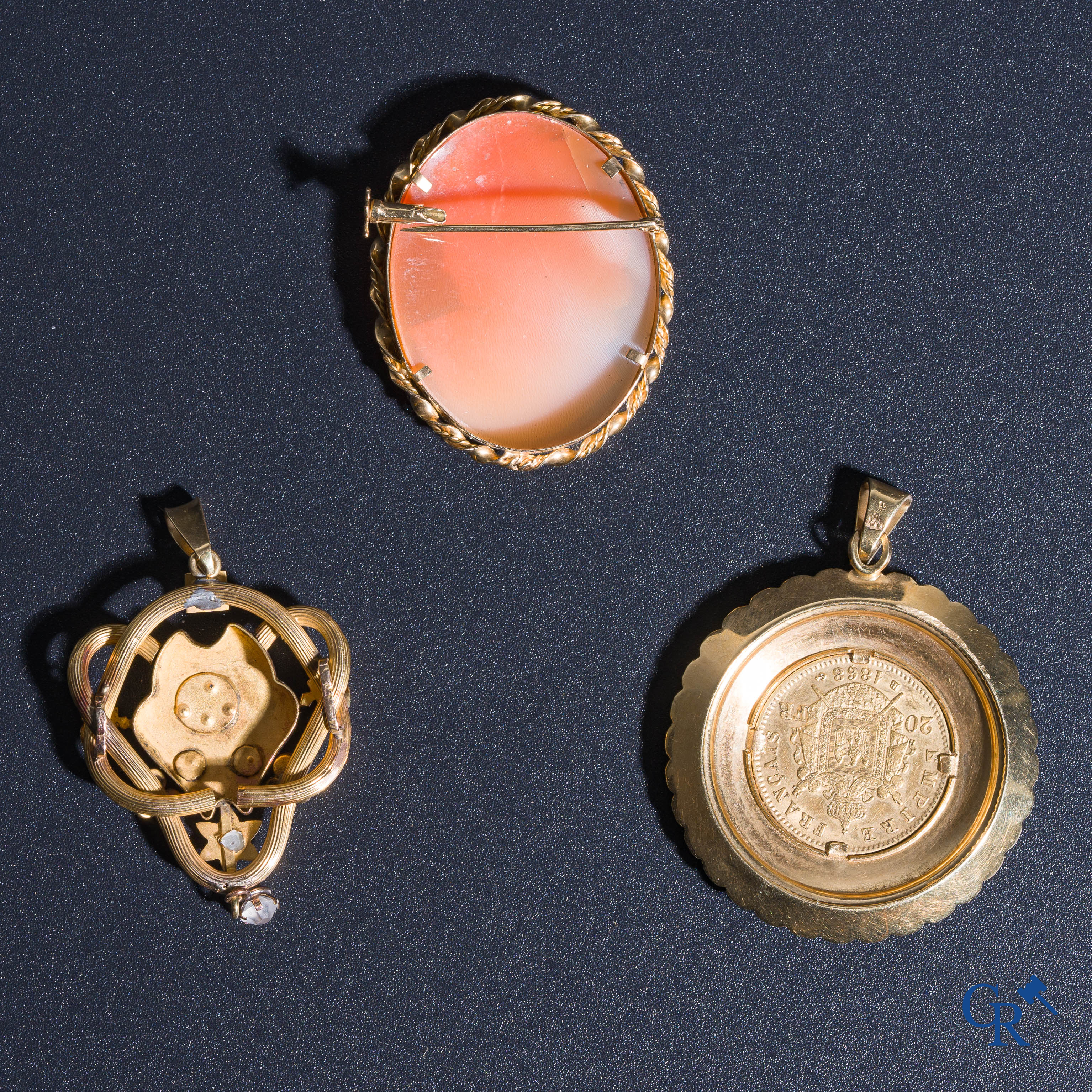 Bijoux: Un lot d'une broche avec camée et 2 pendentifs en or jaune 18K (750°/00).