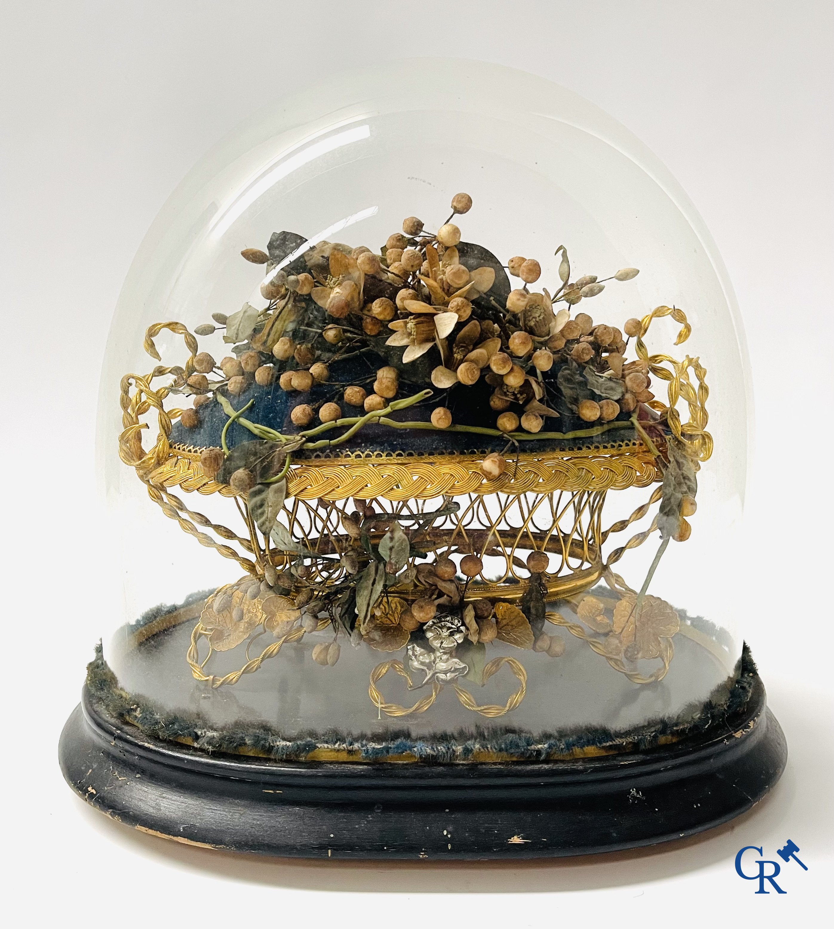 2 globes en verre avec un bouquet de mariée sur un coussin avec un pied en métal doré et un pied en porcelaine de Paris.