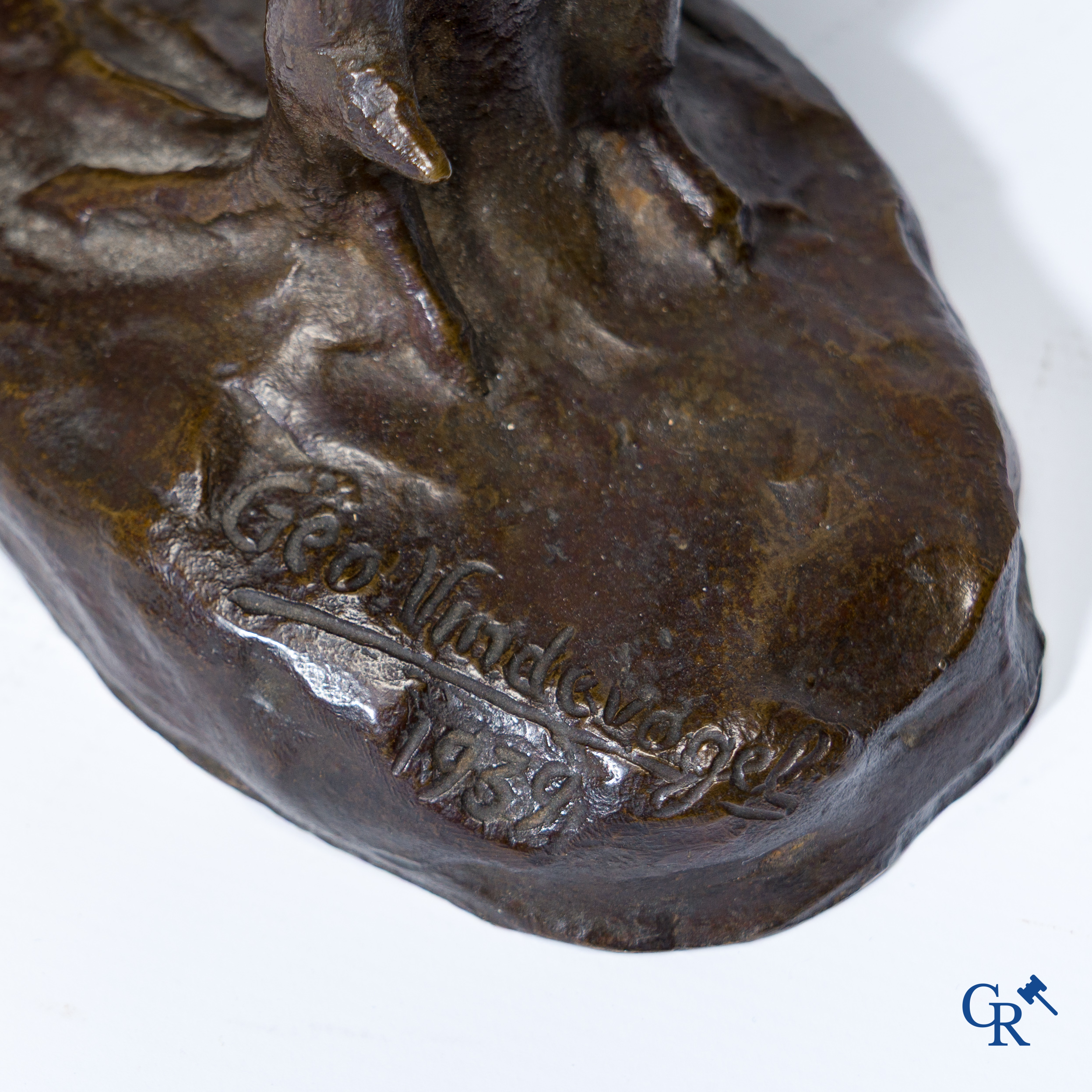 Geo Vindevogel (1923-1977) (*) Brons met bruine patine, 2 vechtende hanen. Gesigneerd Geo Vindevogel en gedateerd 1939.
