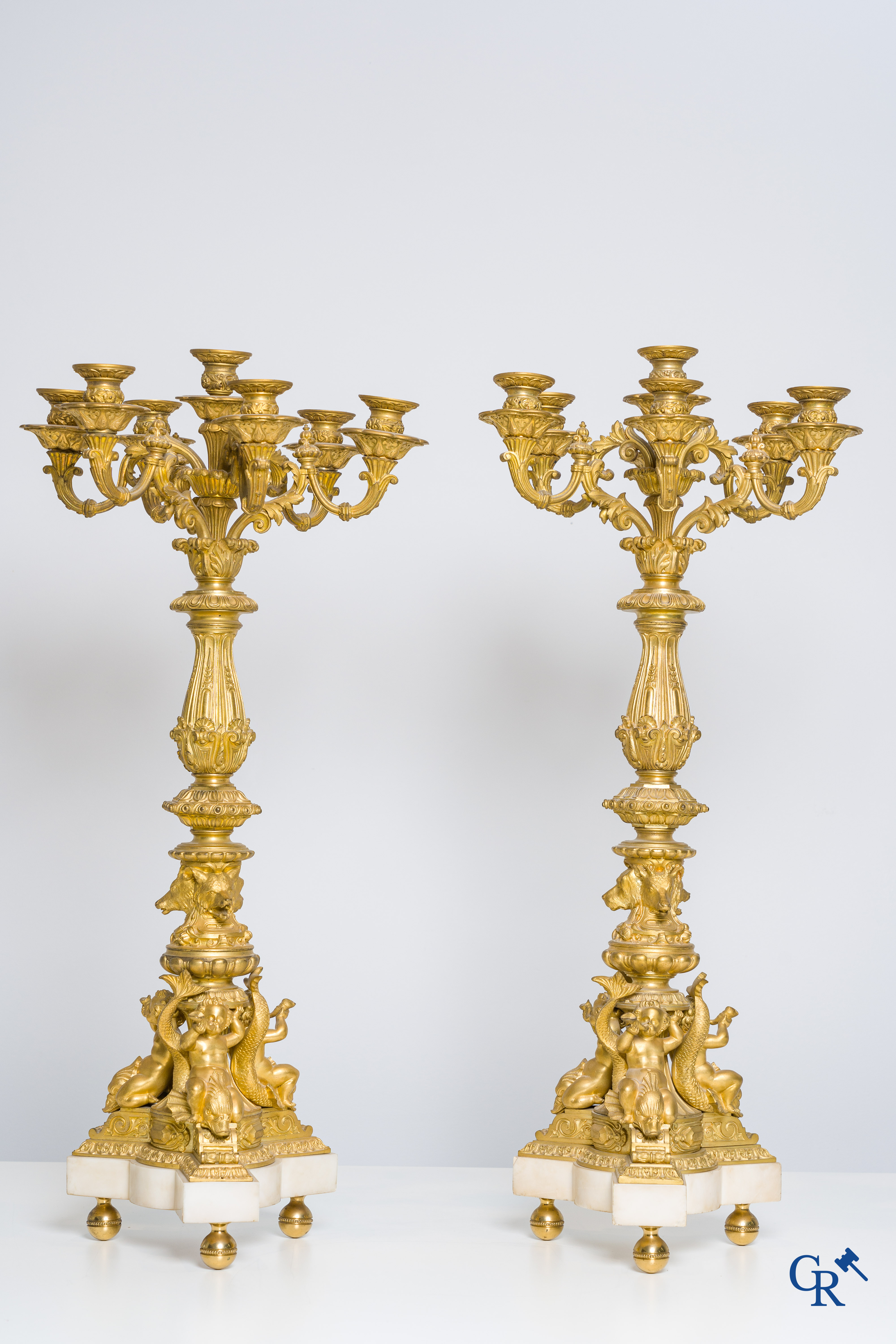 Thomire & Cie et Louis Moinet, Importante garniture de cheminée en marbre de Carrare et bronze doré. Travail parisien vers 1850.