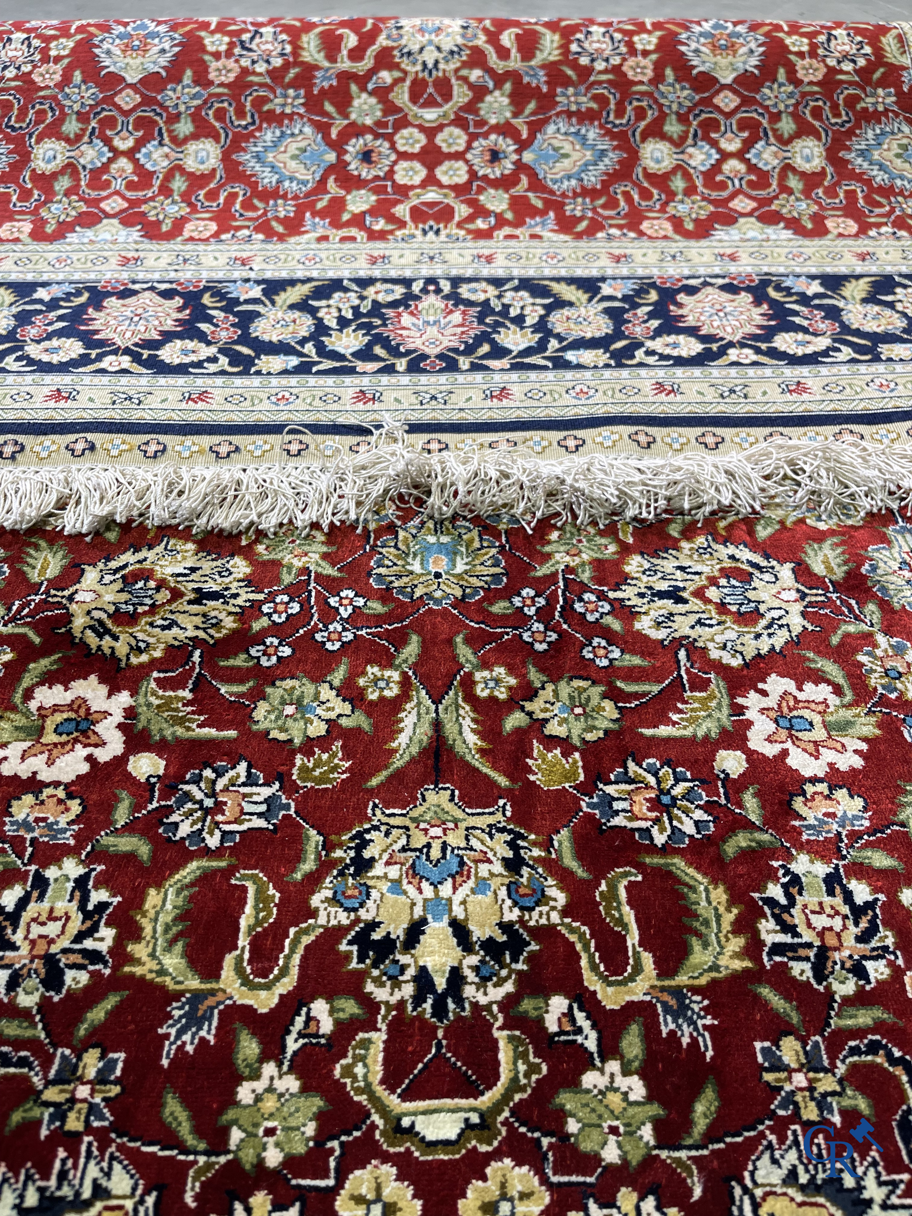 Tapis d'Orient: Iran, un tapis persan en soie noué à la main avec un décor floral.