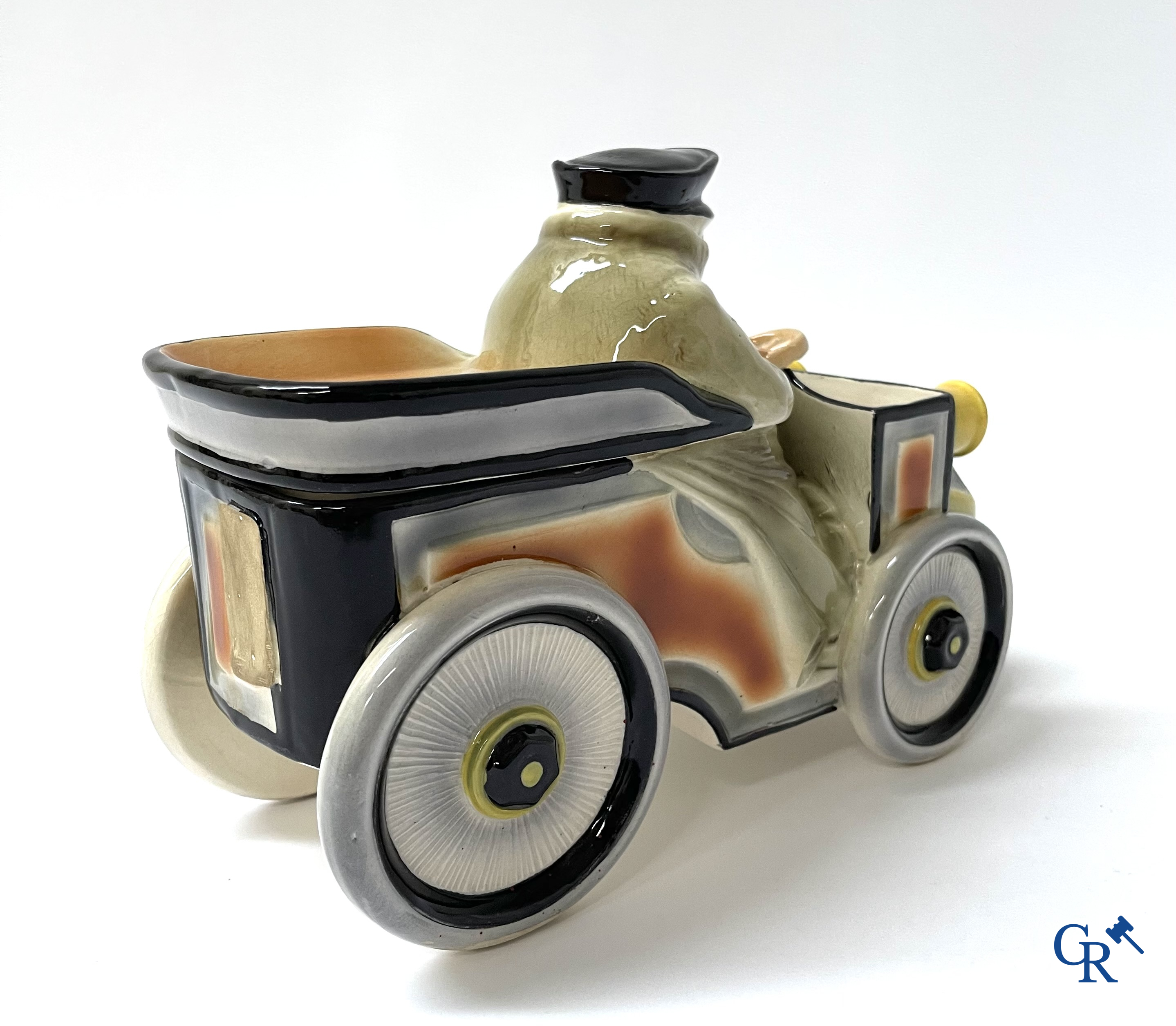 Faïencerie Fives Lille. L'Automobiliste, een grote tabakspot in de vorm van een automobilist. Circa 1910.