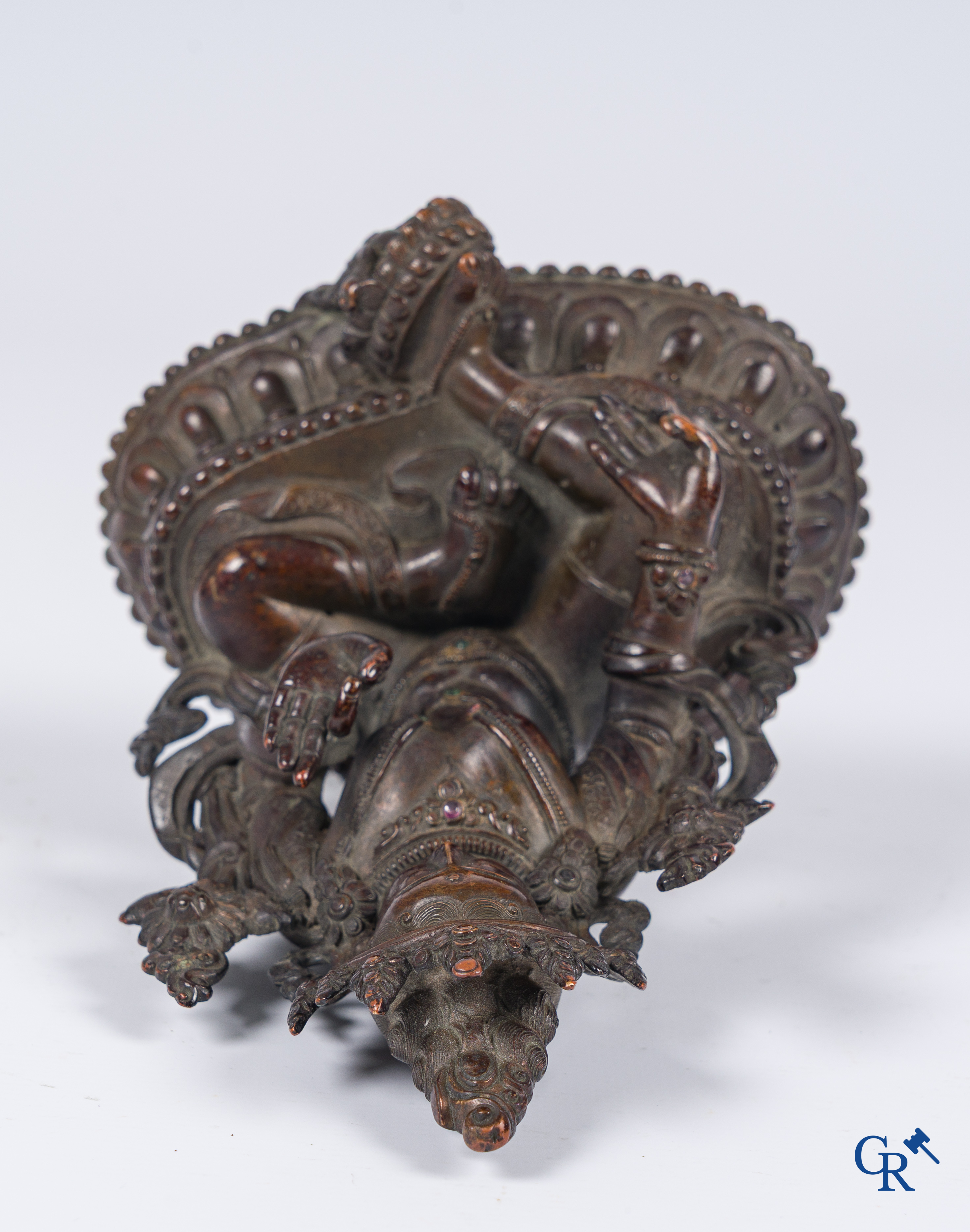 Aziatica, een fijne Sino-Tibetaanse bronzen voorstelling van een zittende Tara. 19e eeuw.