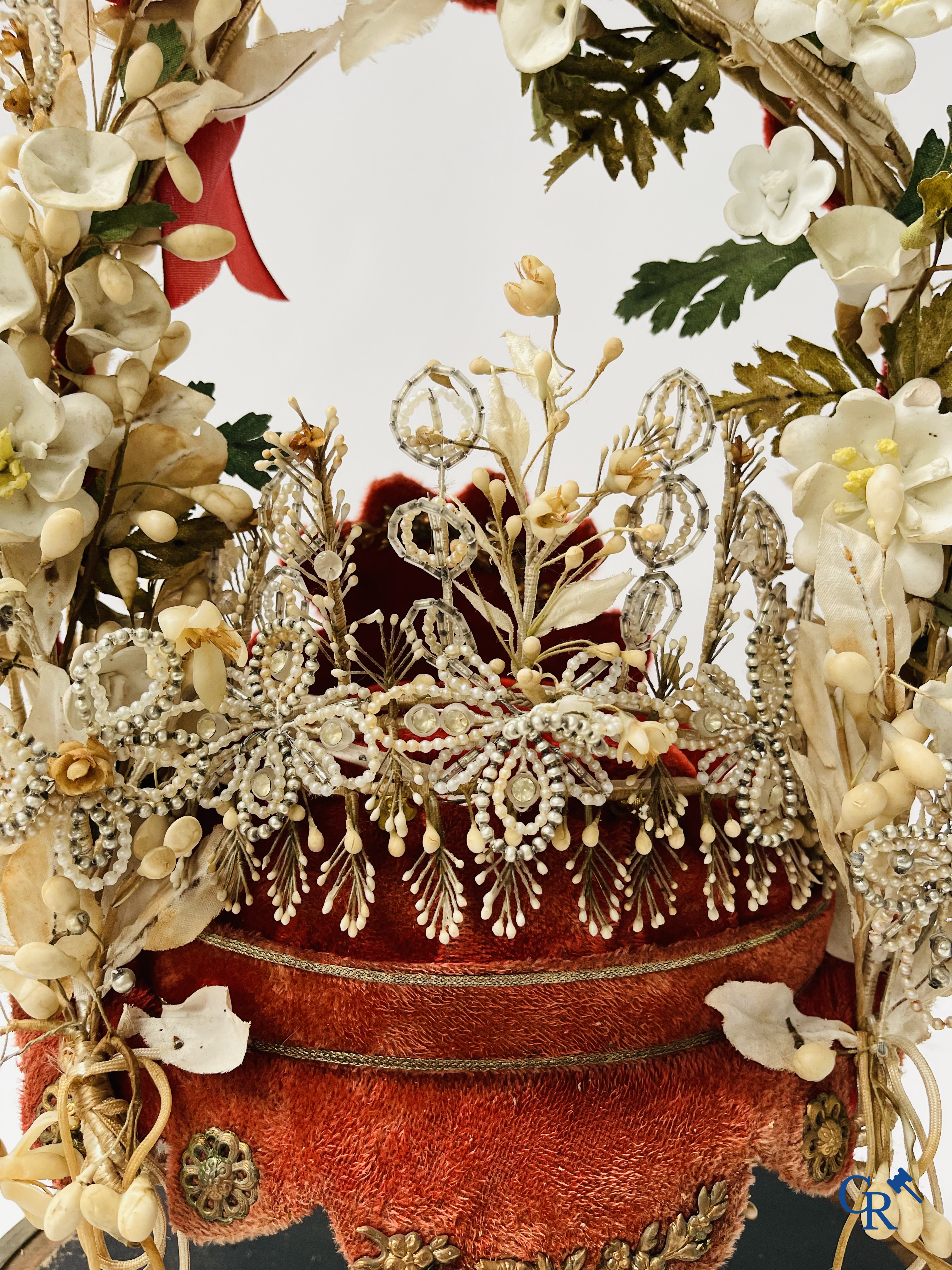 2 globes de mariée en verre, l'un avec des fleurs en biscuit, l'autre avec des miroirs, daté 1908.