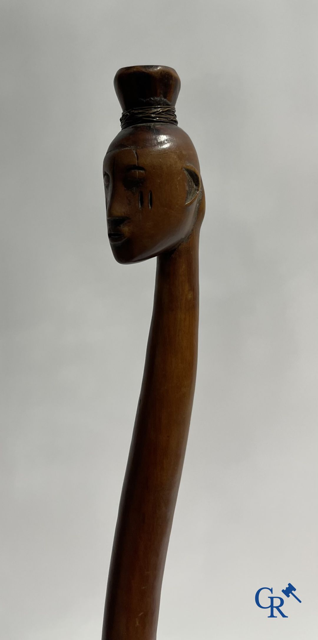 Art africain: Un bâton en bois sculpté.