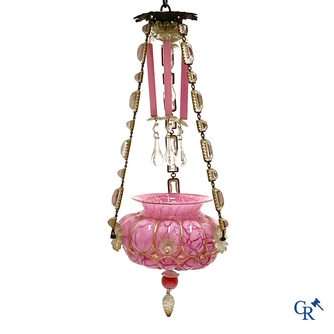Een luchter in roze opaline en vergulde monturen met gemonteerd kristal in de stijl van Baccarat. Circa 1860.