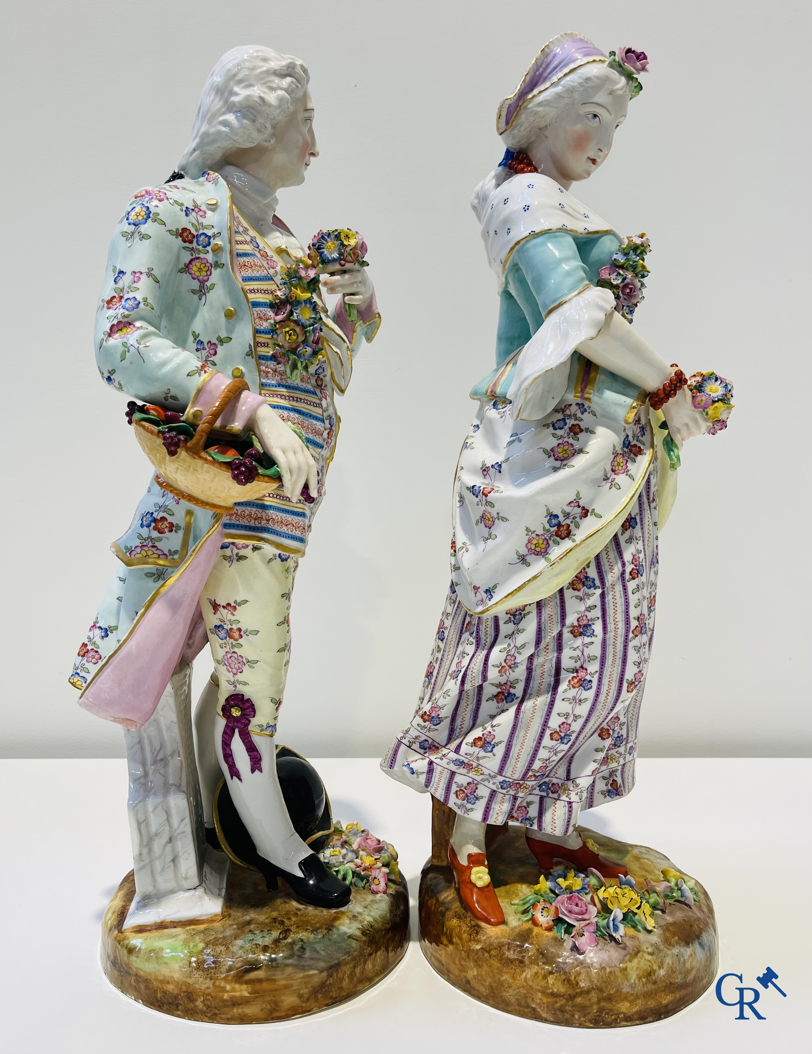 Exceptionnelle grande paire de statues romantiques en porcelaine colorée et dorée dans le gout de Meissen.