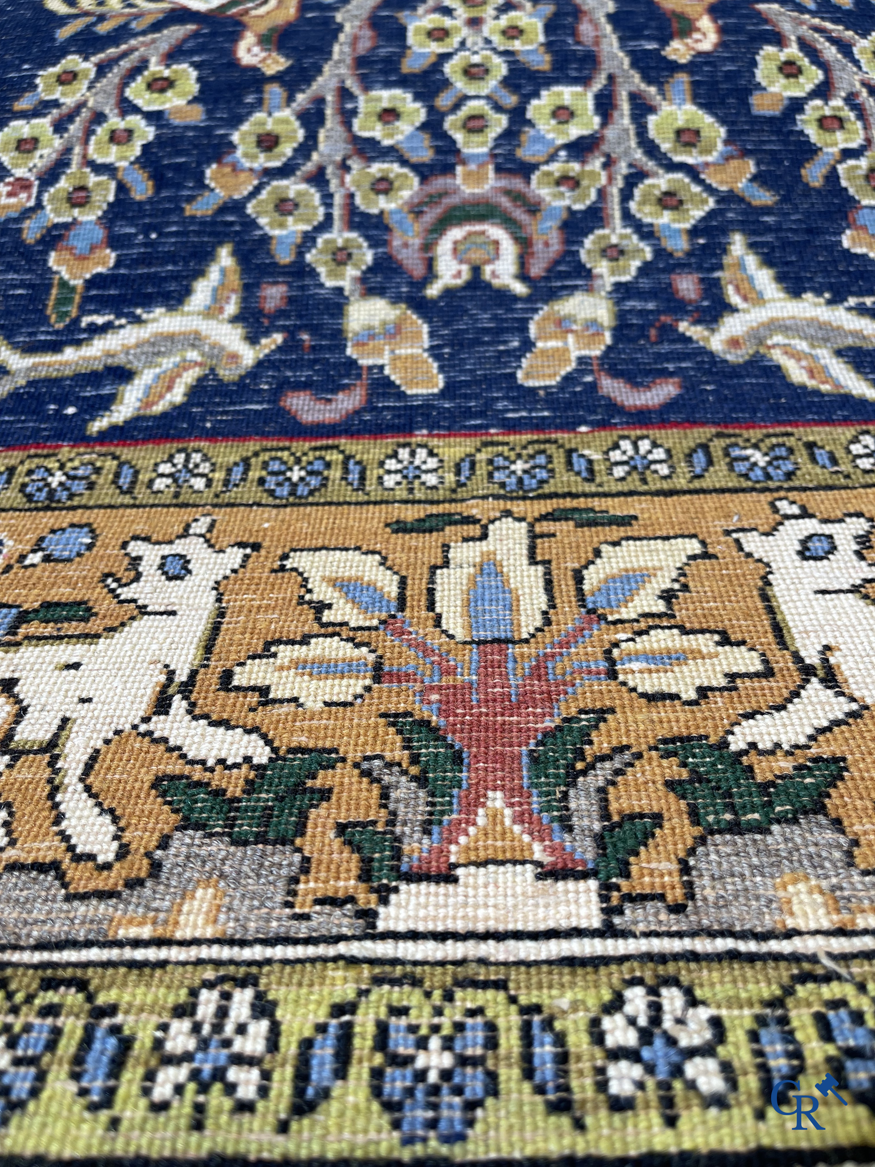 Tapis d'orient: Iran, tapis persan noué à la main avec un décor d'animaux de la forêt.