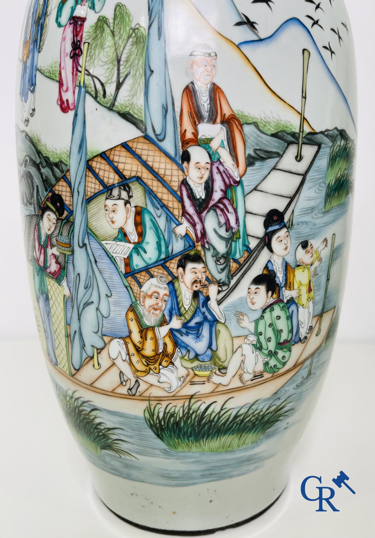 Porcelaine chinoise: Une paire de vases chinois au double décor.