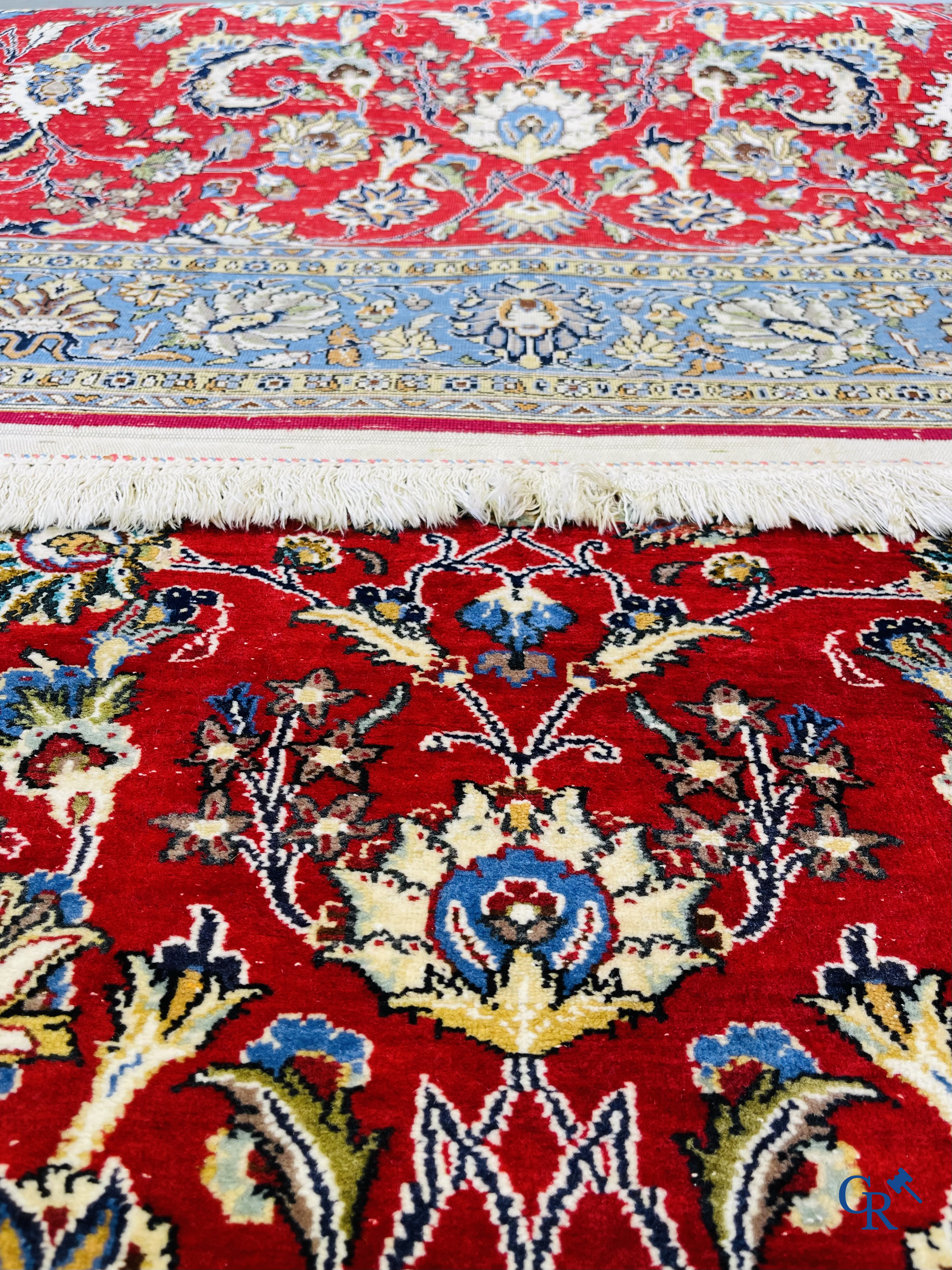 Tapis d'orient: Iran, tapis persan finement noué à la main avec un décor floral sur fond rouge et bleu.