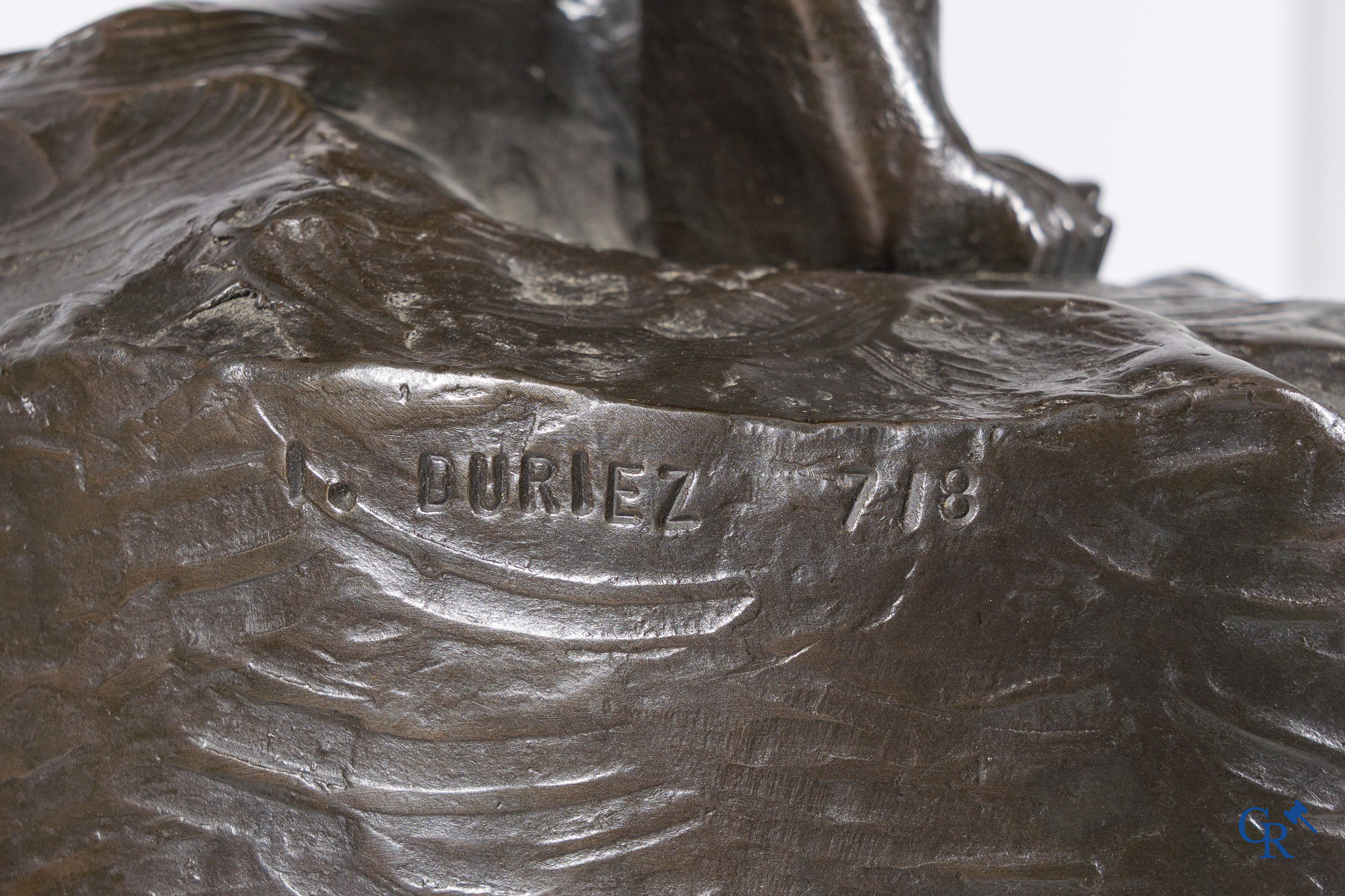 Irénée Duriez, (*) Brons, vrouwelijk naakt op gepatineerde bronzen sokkel. Gesigneerd I. Duriez en genummerd 7/8.
