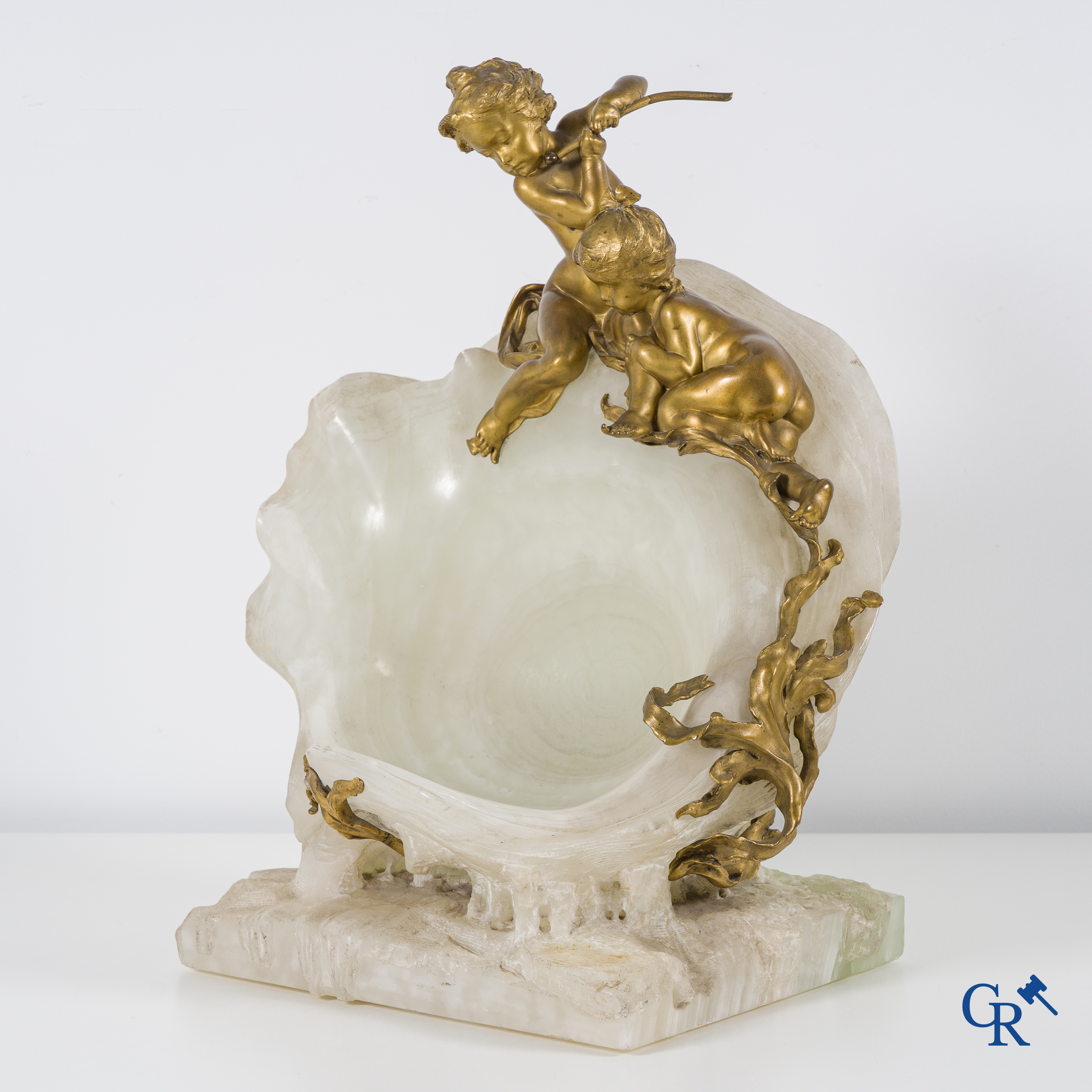 Henri Pernot (1859 - 1937) 2 putti jouant sur un grand coquillage ouvert. Onix blanc et bronze doré. Vers 1900.