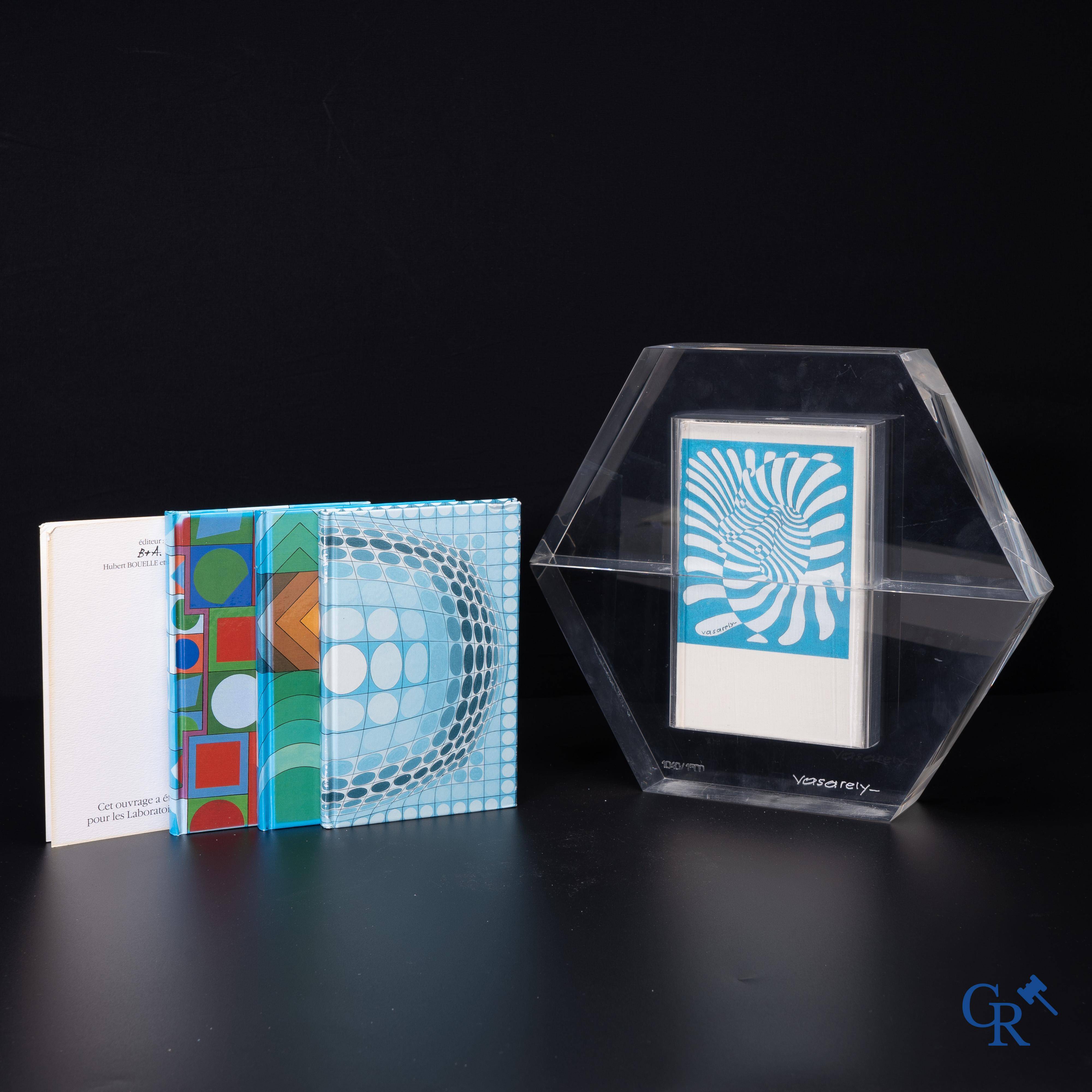 Victor Vasarely (1906-1997) Hexagone 1988, 4 books in a plexiglass, with certificate of authenticity. 1040/1500.