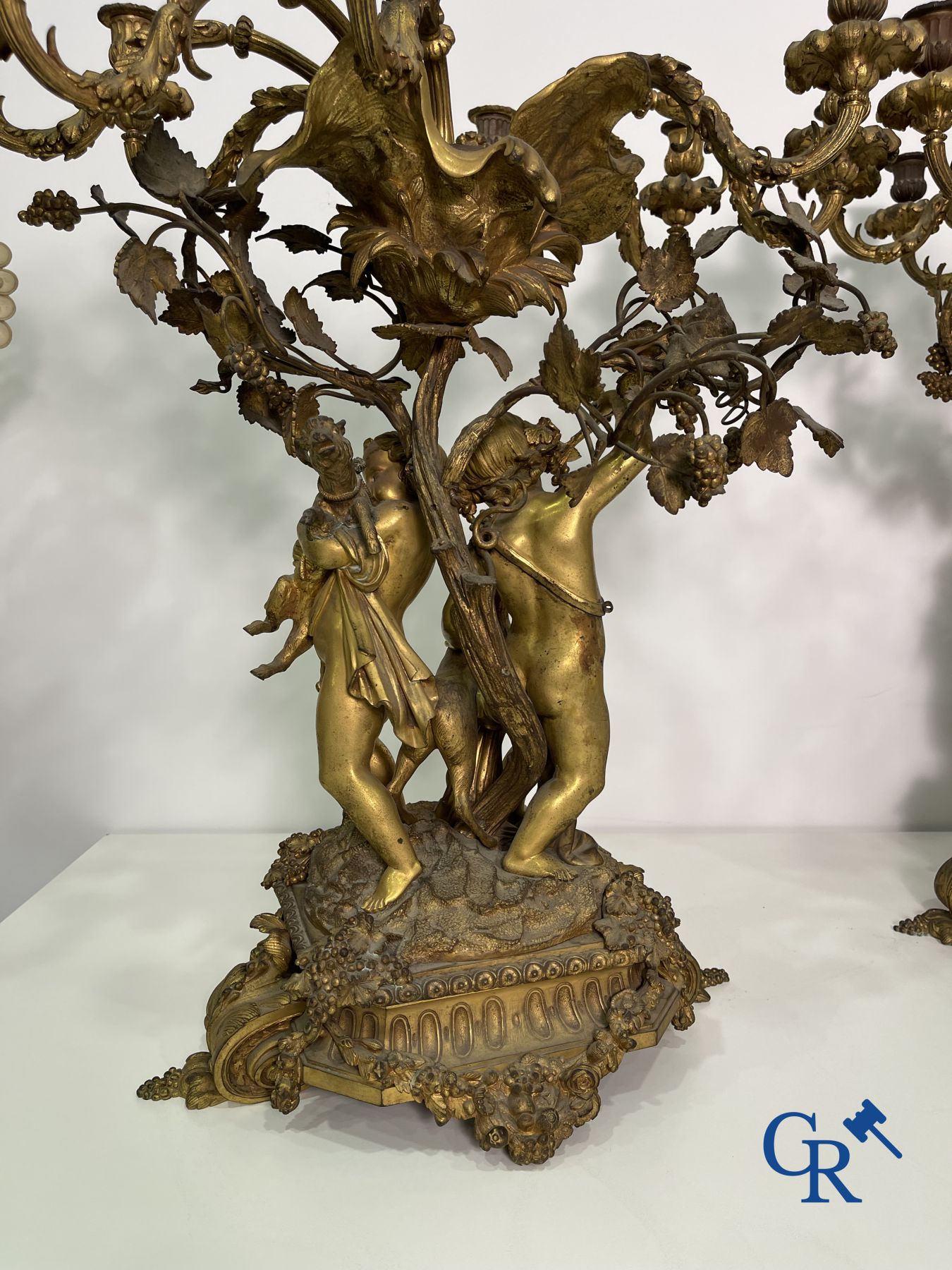 Important paire de chandeliers en bronze doré avec putti, style LXVI. Epoque Napoléon III.