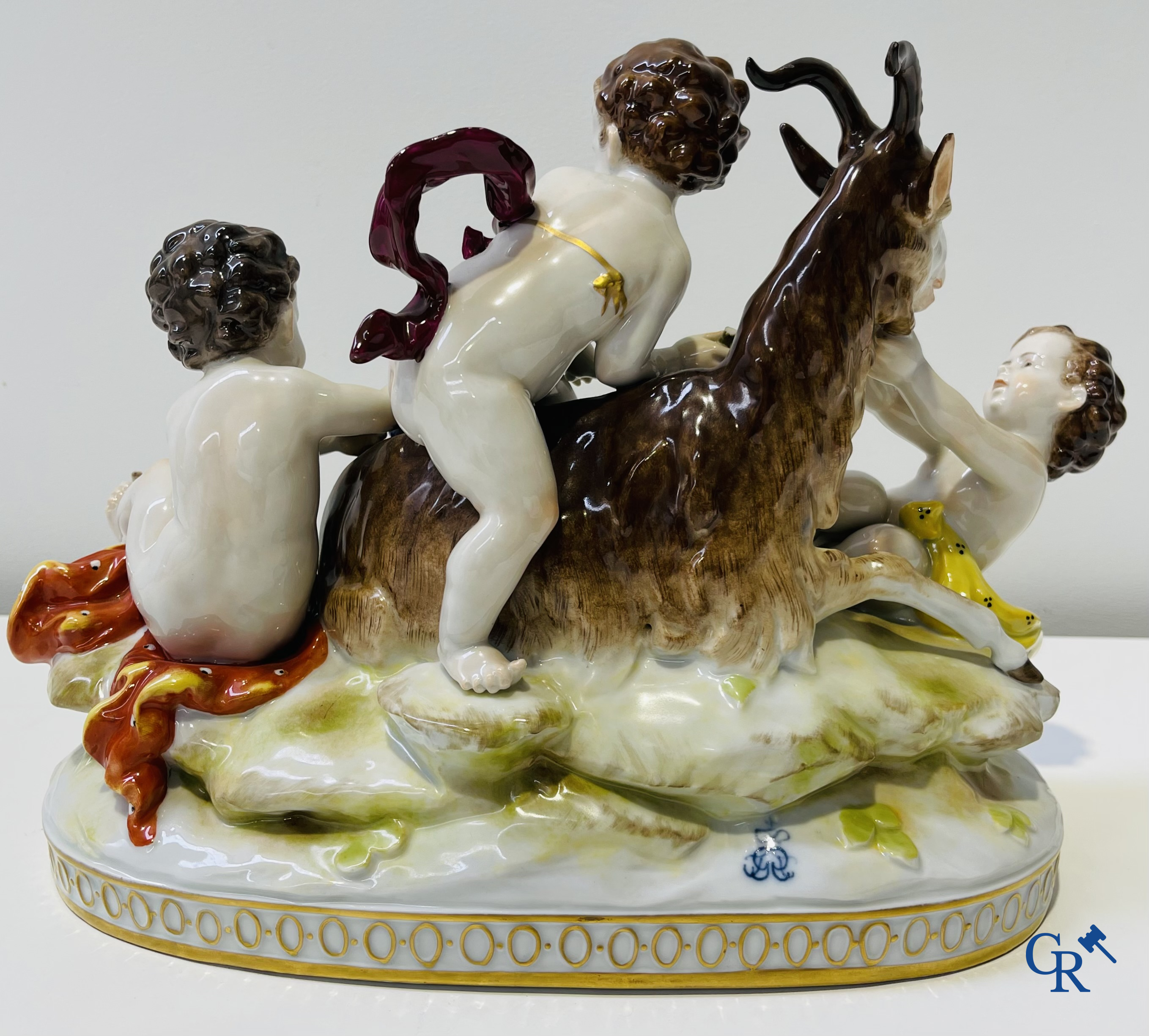 Volkstedt Rudolstadt. Grand groupe en porcelaine. Chèvre avec enfants. Marquée.