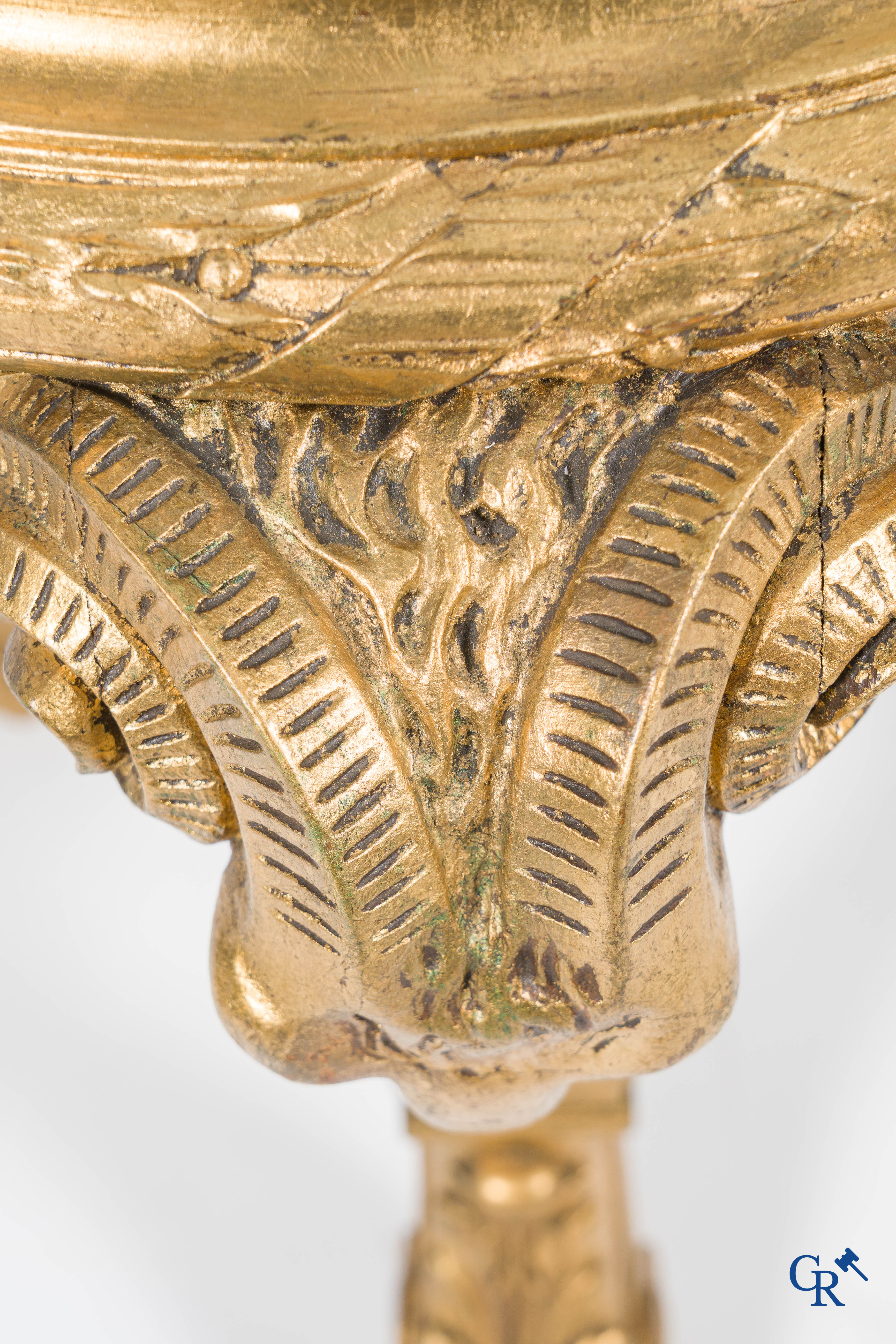 Un grand piédestal en bois sculpté et doré avec des têtes de bélier et guirlandes. Style LXVI, vers 1900.