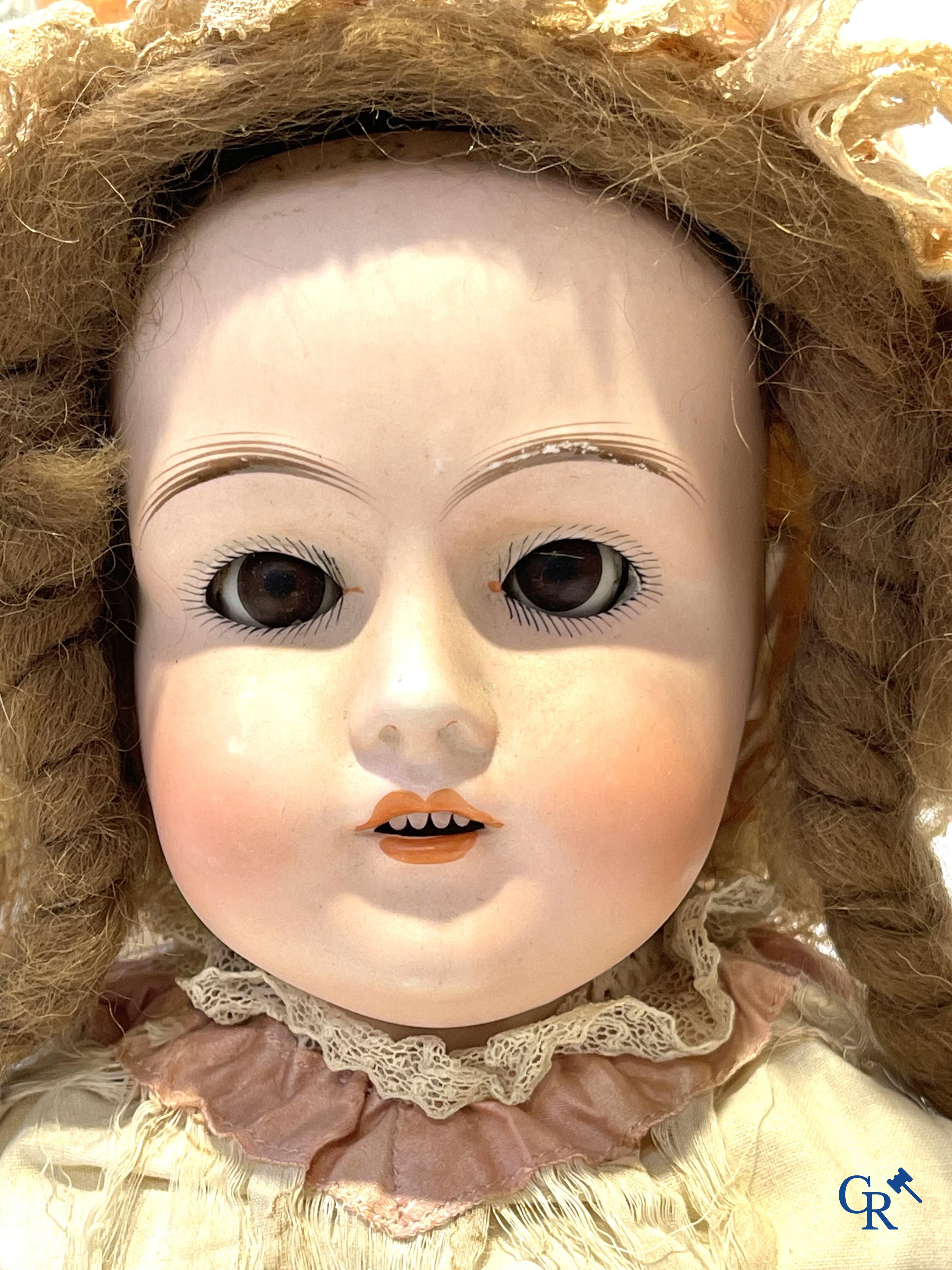 Jouets anciens, 2 poupées anciennes avec tête en porcelaine et un ancien automatique avec musique. Marqué.