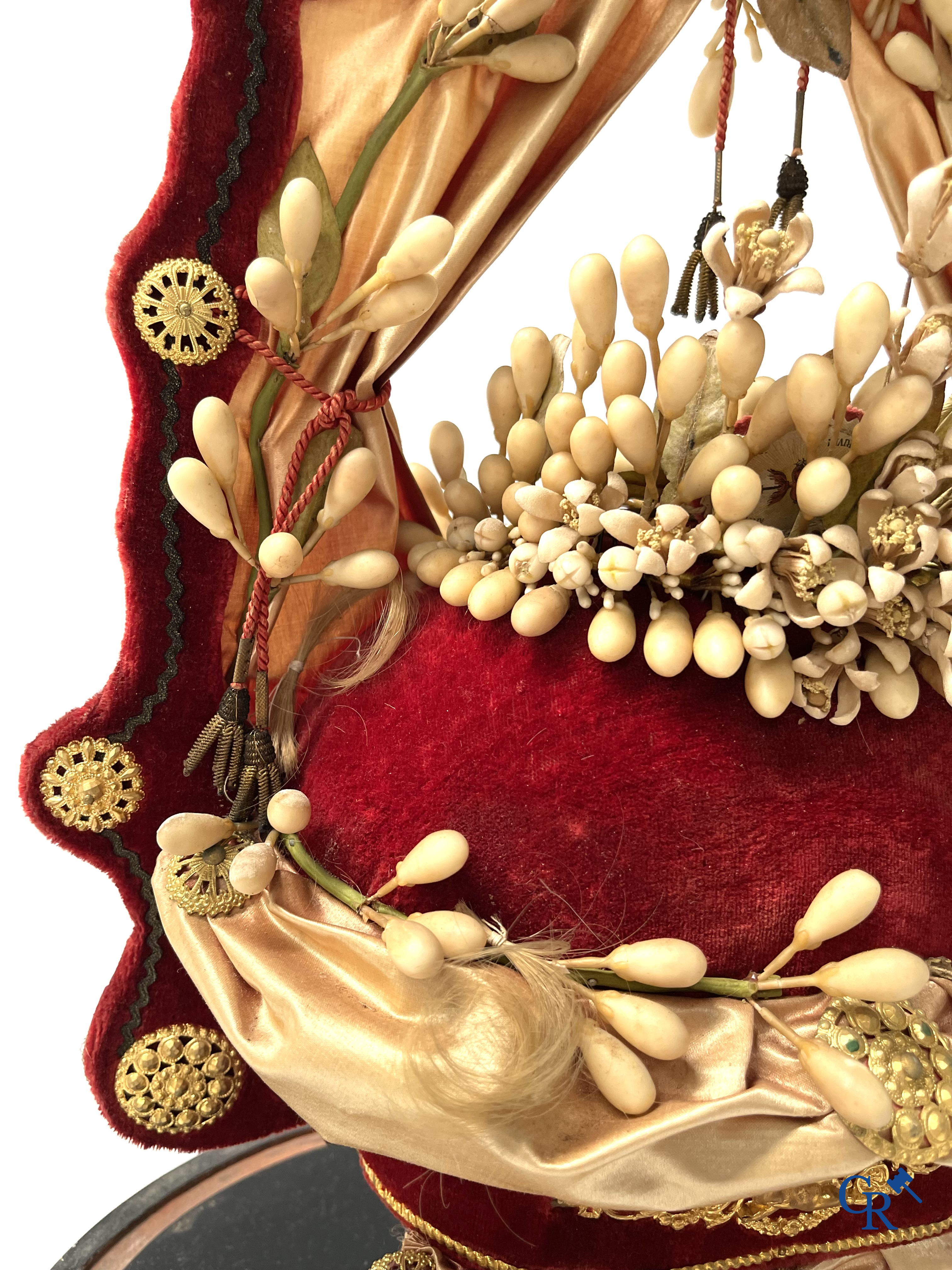 2 globes en verre avec un bouquet de mariage sur une base ornée d'ornements en laiton doré. vers 1900.