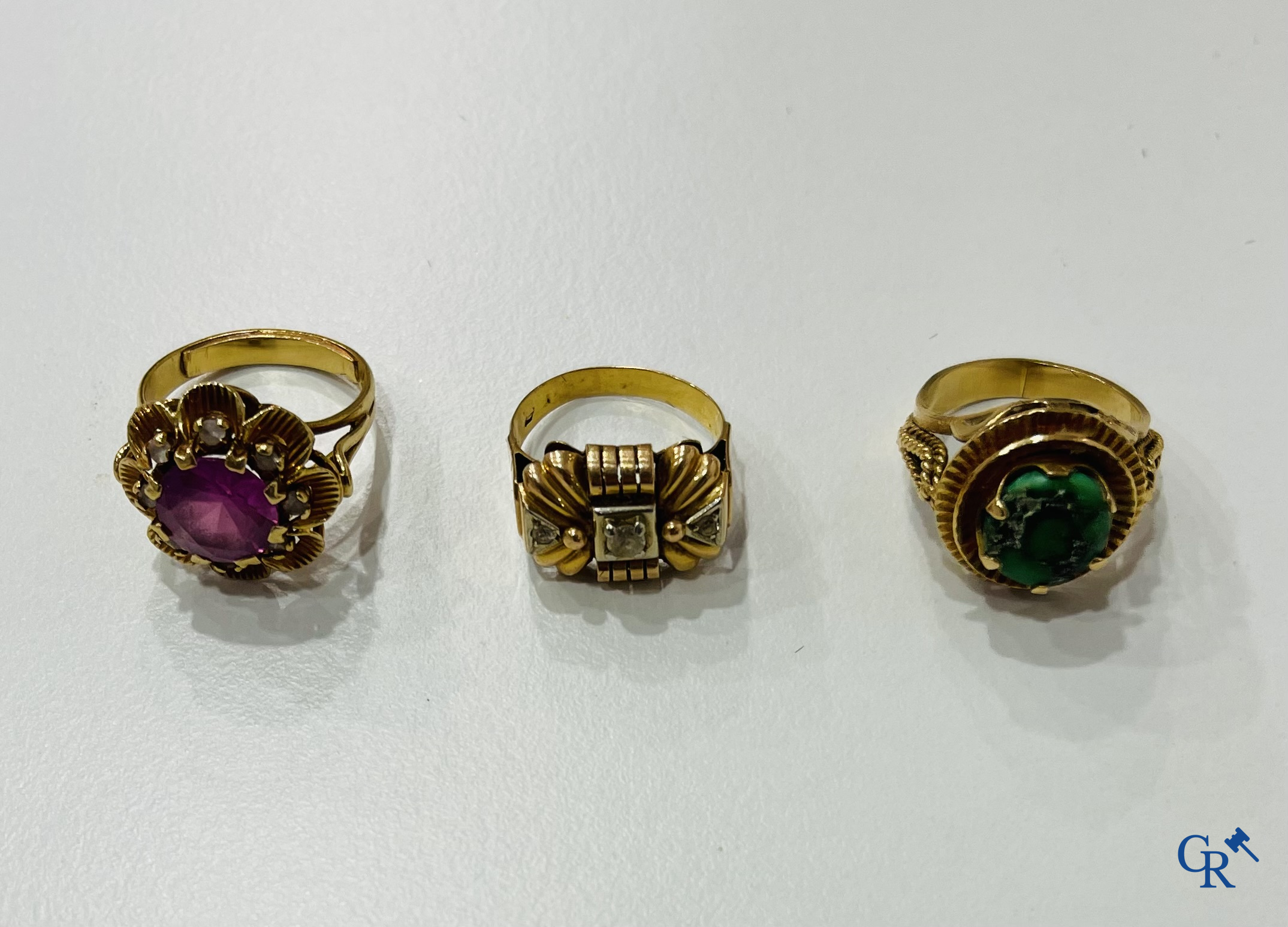 Jewellery, 3 rings in gold 750°/00, 1 set with malachite, 2 others with synthetic stones and diamond imitants.