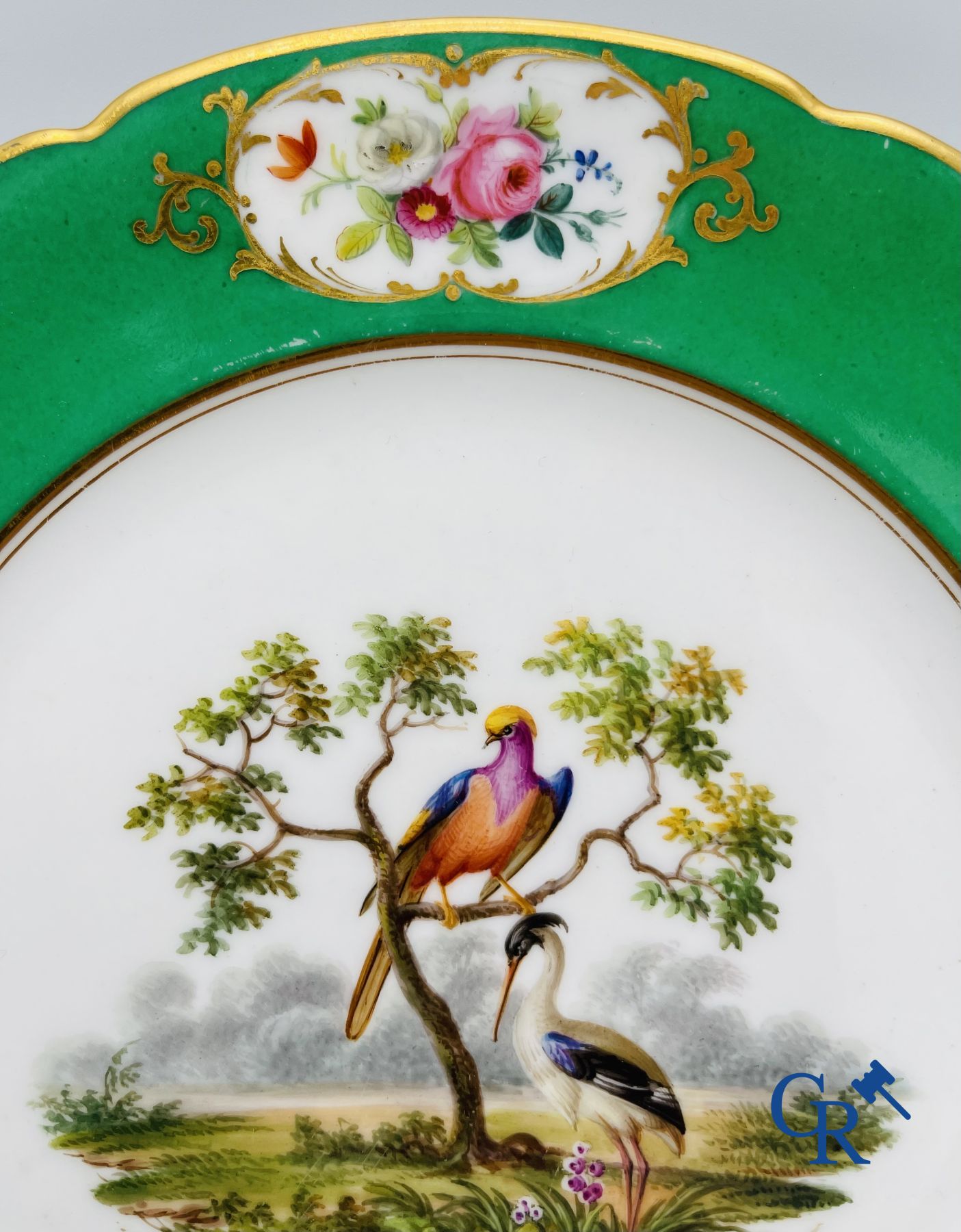 3 assiettes en porcelaine de Paris dans le style de Sèvres. XIXème siècle.